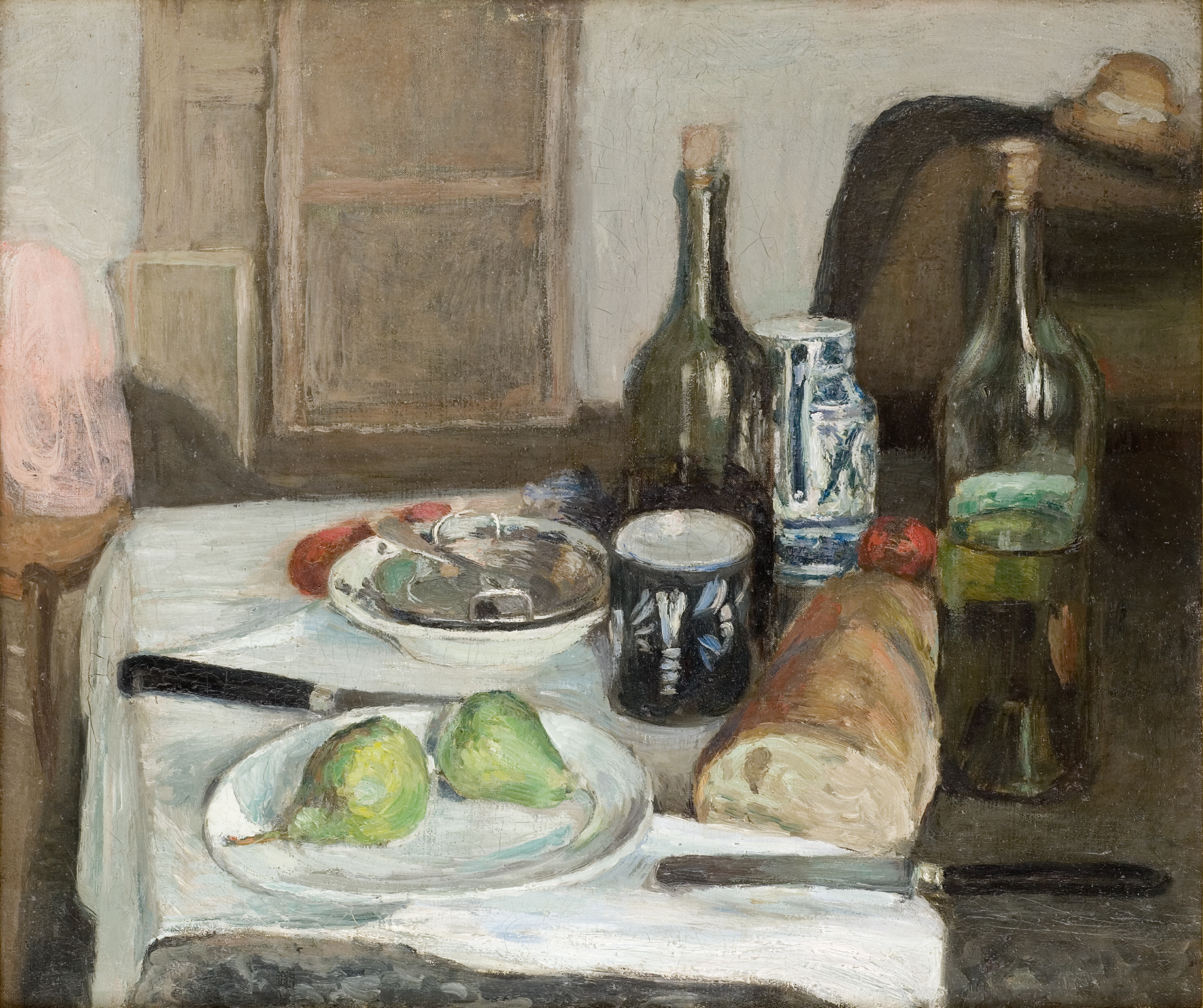 Cette image représente une nature morte, mettant en avant une composition de divers objets sur une table. On peut y voir deux poires vertes sur une assiette, ainsi qu'une miche de pain. Plusieurs bouteilles, une en verre transparent et d'autres en verre foncé, sont présentes, ajoutant de la couleur à la scène. Il y a aussi des tasses, un plat métallique, et quelques fruits, comme des tomates, qui apportent une touche de couleur. L'ensemble dégage une ambiance tranquille et intime, typique des natures mortes.