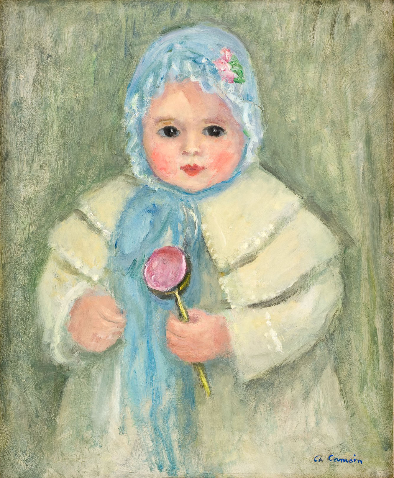 Cette image représente un portrait d'un jeune enfant. L'enfant est habillé d'un manteau clair, avec une capuche et un foulard qui ajoutent une touche de douceur à son apparence. Il tient un bonbon dans sa main, ce qui évoque l'innocence de l'enfance. Les couleurs sont douces et pastel, créant une atmosphère chaleureuse et tendre. Le fond est légèrement flou, mettant en valeur l'enfant et ajoutant une sensation de profondeur à l'œuvre.