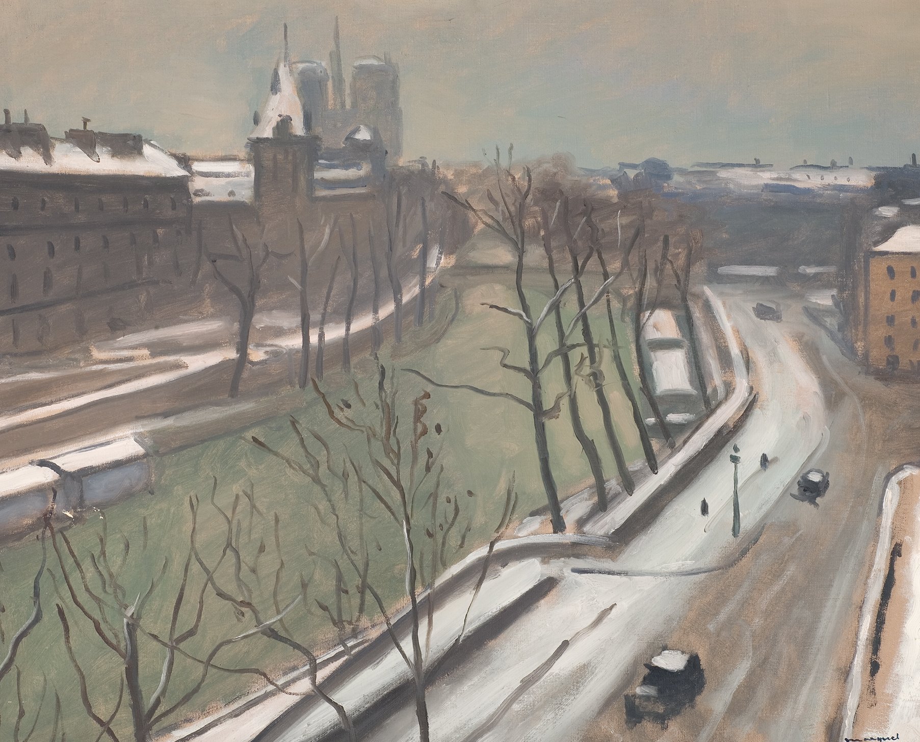 L'image représente un paysage urbain, probablement en hiver. On peut voir des rues étroites recouvertes de neige, flanquées d'arbres dépouillés de leurs feuilles. À l'arrière-plan, des bâtiments historiques émergent, et des tours se dessinent à l'horizon, suggérant une atmosphère contemplative. Le ciel est nuageux, ajoutant une teinte mélancolique à la scène, et quelques personnes ainsi qu'une voiture circulent sur la route. L'ensemble transmet une impression de calme et de sérénité.