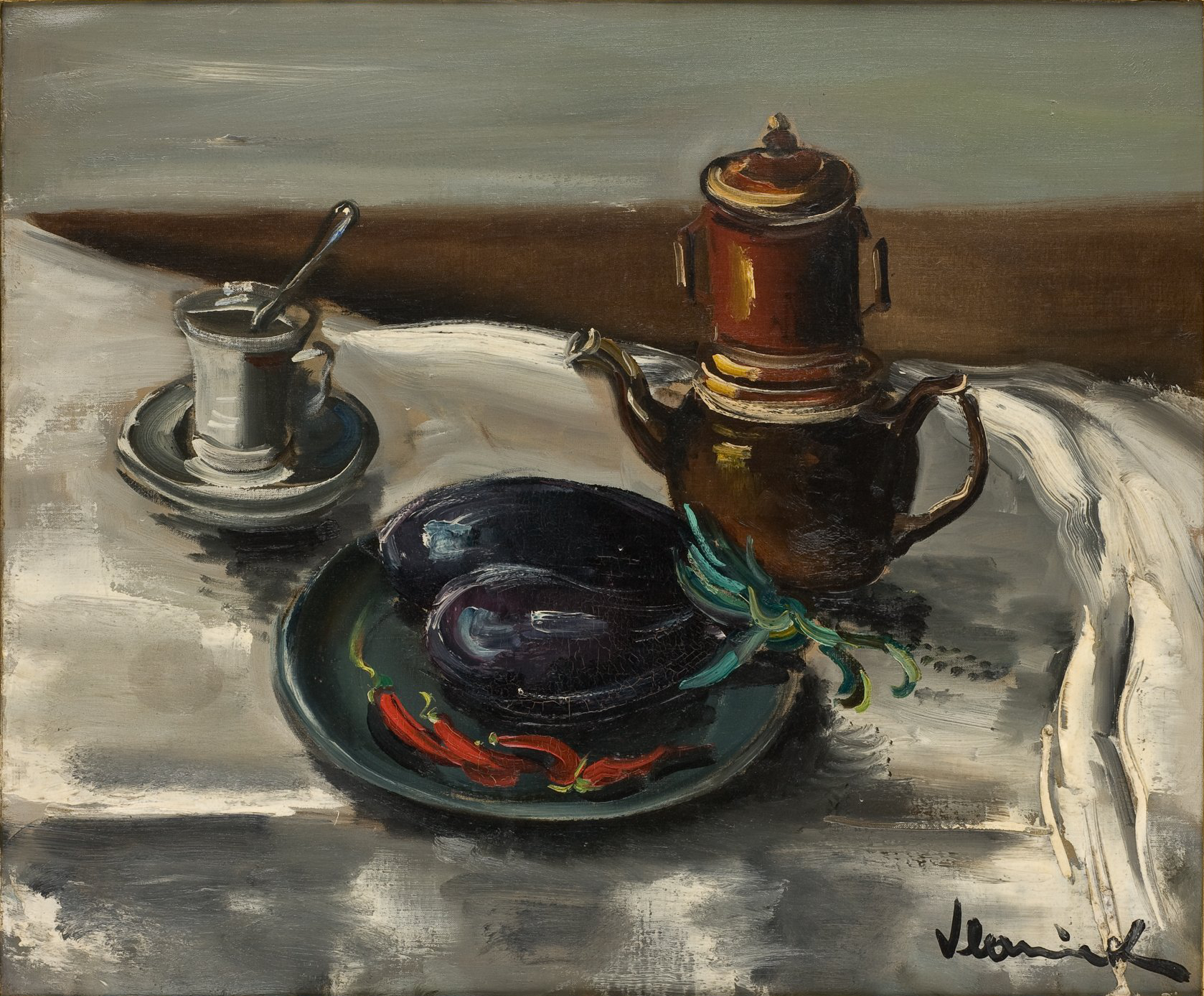 L'image représente une nature morte. On y voit deux aubergines posées sur une assiette décorative, avec des piments colorés. À côté, il y a une cafetière en métal au ton cuivré et une tasse avec une soucoupe, accompagnée d'une cuillère. Le fond est simple, avec des teintes neutres qui mettent en valeur les objets. La composition est équilibrée avec des jeux de lumière et d'ombre, donnant une atmosphère chaleureuse à l'ensemble.