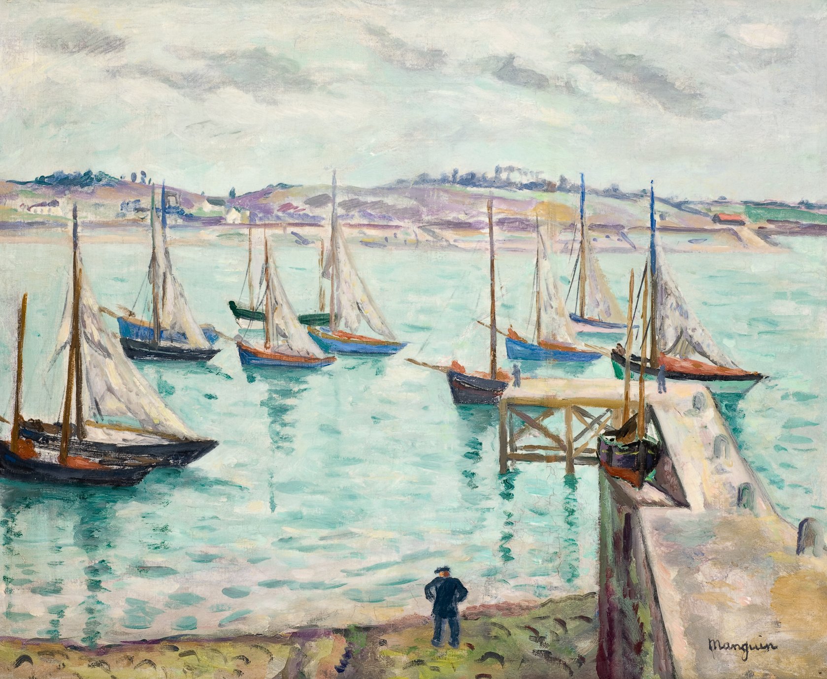 L'image représente un paysage maritime avec de nombreux voiliers amarrés dans une eau calme et azur. Les bateaux, aux voiles blanches et colorées, sont dispersés sur la surface de l'eau scintillante. Au premier plan, on peut apercevoir un homme debout sur la plage, apparemment en contemplation. À l'arrière-plan, des collines et des maisons se dessinent sous un ciel nuageux, ajoutant une ambiance sereine à la scène. La palette de couleurs est douce et lumineuse, typique d'une peinture impressionniste.