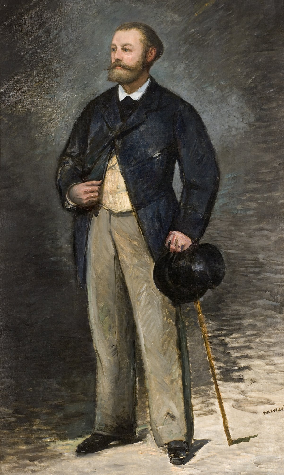 L'image montre un homme en costume formel, debout de manière confiante. Il porte un pantalon clair et une veste sombre, ainsi qu'une chemise claire. Son style est complété par un chapeau haut-de-forme qu'il tient dans une main et une canne dans l'autre. Le fond est sombre, ce qui met en valeur la tenue de l'homme. Son expression et sa posture suggèrent une certaine dignité et assurance.