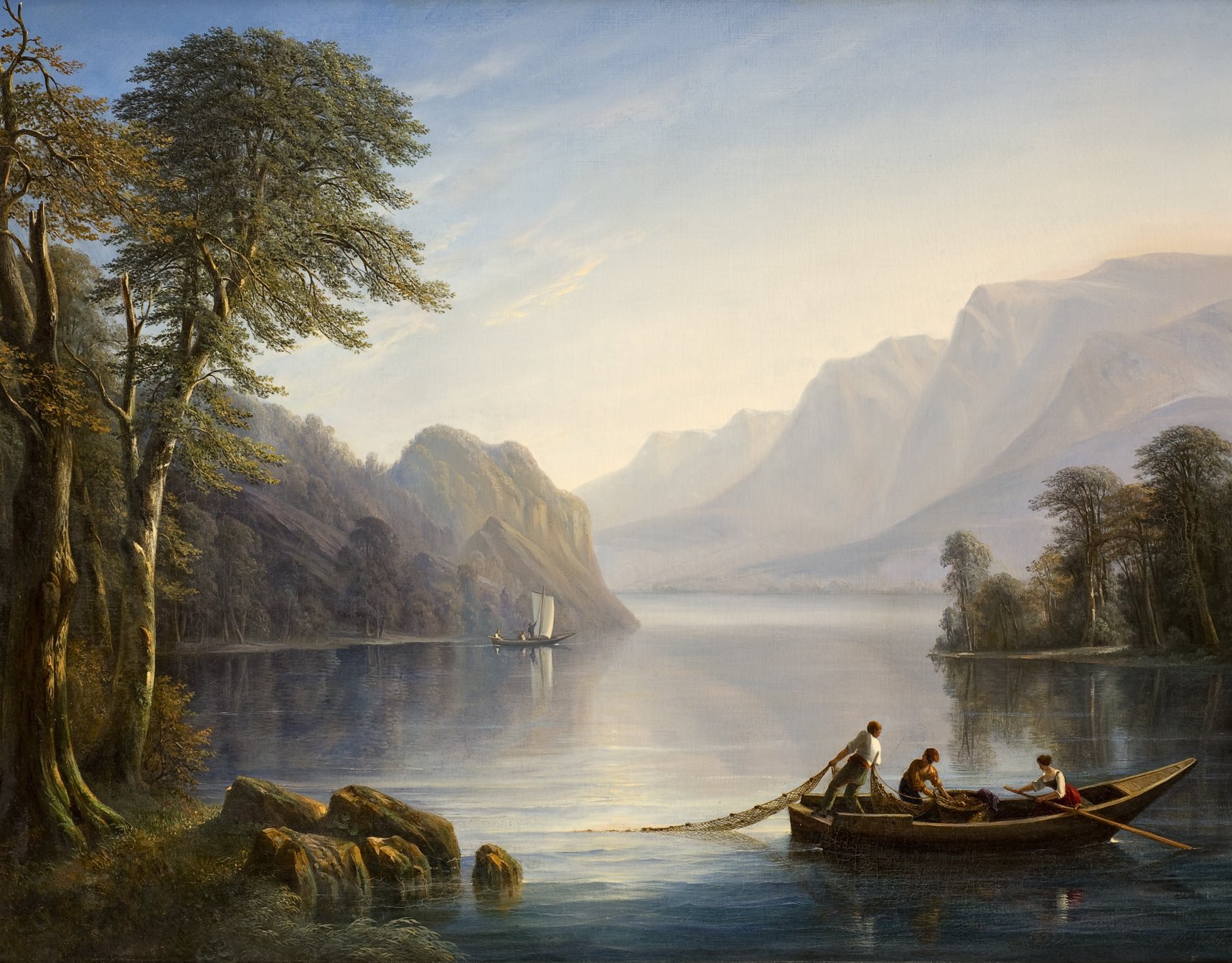 L'image représente un paysage paisible, sur un lac entouré de montagnes. Au premier plan, on voit un petit bateau à rames, où quatre personnes travaillent ensemble. Deux d'entre elles semblent s'occuper d'un filet de pêche, tandis que les autres regardent au loin. Les rives du lac sont bordées d'arbres, ajoutant une touche de verdure à la scène. En arrière-plan, des montagnes majestueuses se dressent sous un ciel clair, créant une atmosphère tranquille et naturelle. Le reflet de la montagne et des arbres dans l'eau calme du lac accentue la beauté du paysage.