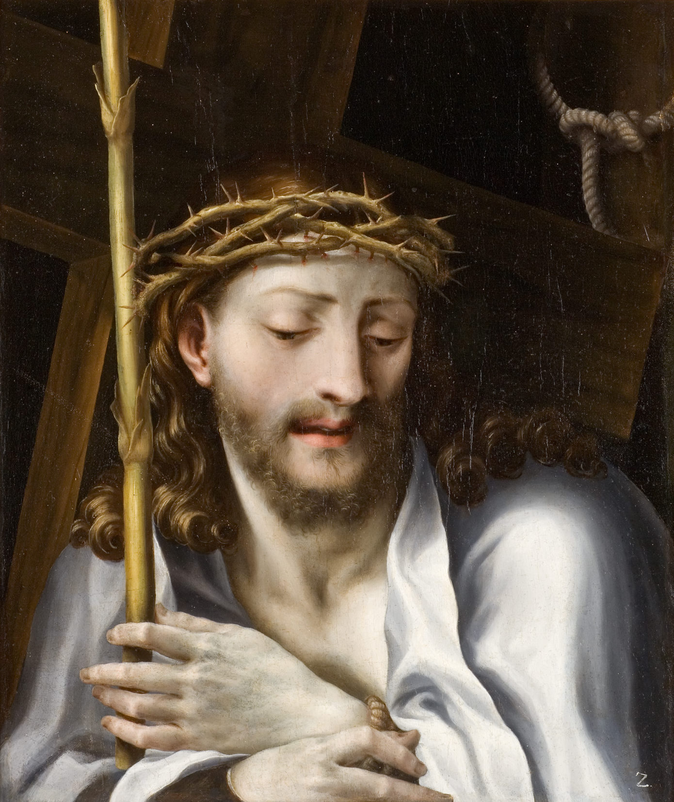 L'image représente un Christ couronné d'épines, dans un moment de contemplation ou de douleur. Son visage exprime une profonde tristesse et une sérénité mélancolique. Il tient une croix et semble réfléchir, peut-être à son sacrifice. Son corps est drapé d'une tunique blanche, et les détails de sa chevelure et de sa barbe ajoutent à l'expression sobre de l'œuvre. L'arrière-plan est sombre, mettant ainsi en avant la figure centrale.