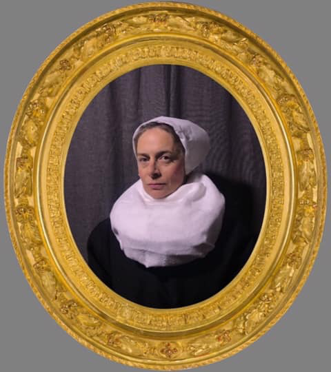 Cette image présente un portrait d'une femme, encadré dans un cadre doré orné de motifs élaborés. Elle porte un vêtement sombre et un foulard blanc qui encadre son visage. Son expression semble sérieuse et réfléchie, avec un regard intense dirigé vers l'observateur. L'arrière-plan est simple, ce qui met en valeur le sujet du portrait.