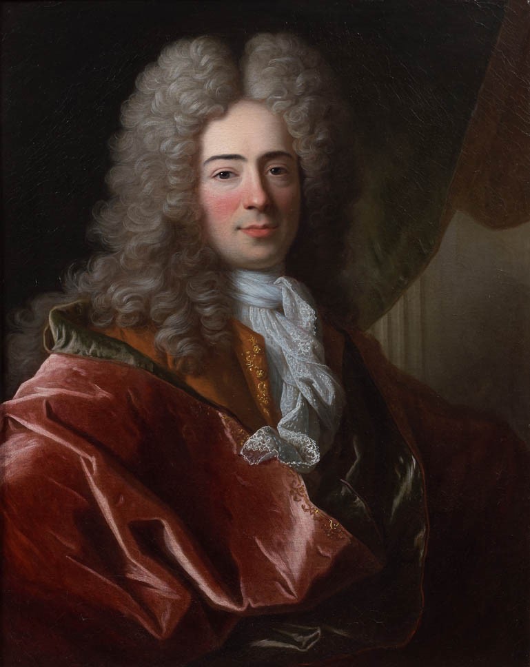 Cette image représente un portrait d'un homme au XVIIIe siècle. Il a des cheveux bouclés et longs, de couleur claire, et porte un vêtement somptueux, probablement en velours, dans des tons riches. Son visage est bien éclairé, montrant une expression douce et confiante. Il porte également une cravate raffinée et un manteau orné. L'arrière-plan est sombre et met en valeur les détails du portrait ainsi que les couleurs vives de sa tenue.