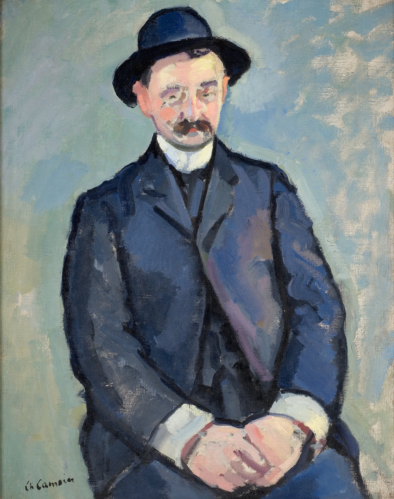 L'image représente un homme assis, vêtu d'un costume sombre avec une chemise claire et un chapeau noir. Son visage est peint de manière expressive, avec une moustache et une expression réfléchie. Le fond est d'une couleur douce et indéfinie qui contraste avec son vêtement, mettant en valeur sa posture tranquille. Les coups de pinceau sont visibles, donnant une texture dynamique à l'œuvre.