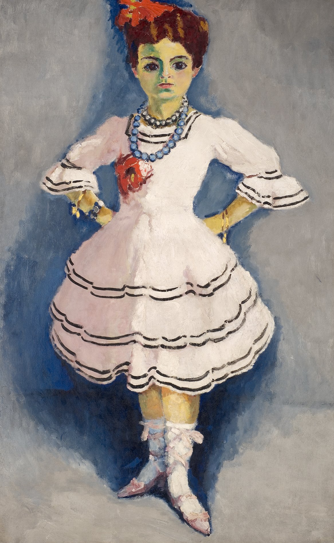 L'image représente un tableau d'une jeune fille au regard intense, vêtue d'une robe blanche ornée de motifs noirs. Elle porte un accessoire coloré dans les cheveux et des colliers autour du cou. Ses bras sont croisés sur la taille, et ses pieds sont chaussés de chaussons. L'arrière-plan est de couleur grise, ce qui met en valeur les teintes de sa tenue et son expression. Son visage est peint avec des couleurs vives, lui donnant une allure unique.