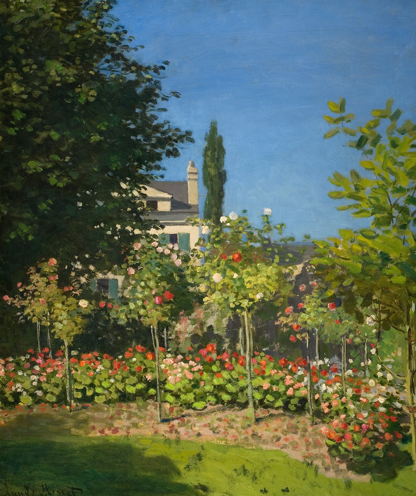 L'image représente un jardin luxuriant sous un ciel bleu clair. On peut voir une rangée de roses colorées en pleine floraison, créant une atmosphère paisible et harmonieuse. À l'arrière-plan, une maison est partiellement visible, entourée d'arbres et de verdure. La lumière du soleil illumine la scène, ajoutant une ambiance chaleureuse et printanière à l'ensemble.