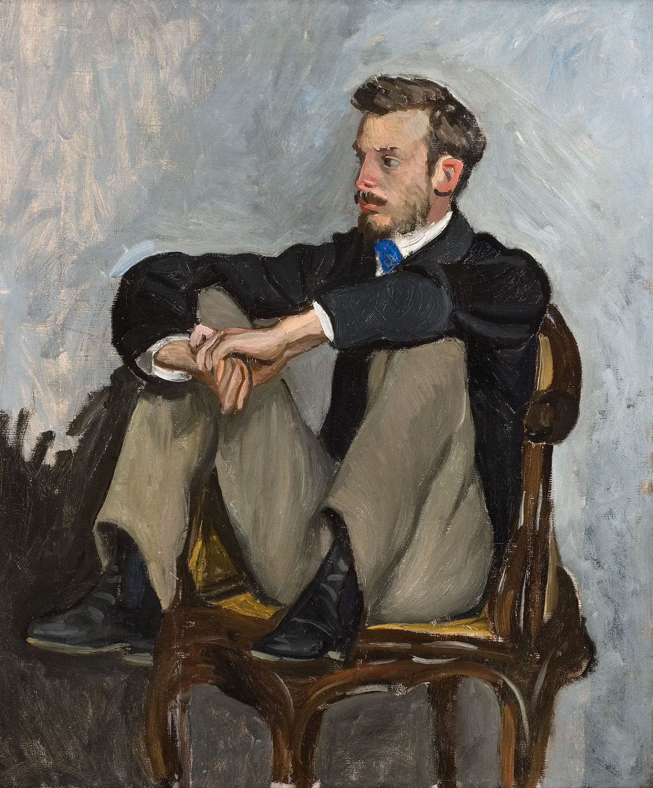 L'image représente un portrait d'un homme assis sur une chaise. Il est vêtu d'un costume sombre avec une chemise claire et une cravate bleue. Ses jambes sont repliées sur la chaise, et il semble contemplatif, avec un regard tourné vers le bas. L'arrière-plan est d'un ton gris, ce qui met en valeur le sujet. Le style de peinture est expressif, avec des coups de pinceau visibles et une palette de couleurs relativement sobre.