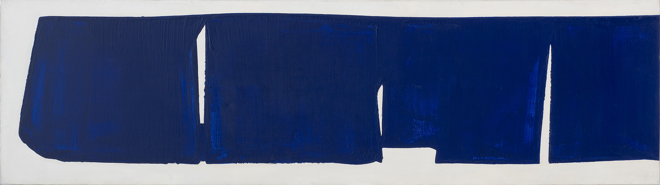 L'image présente une œuvre abstraite, dominée par des teintes de bleu profond. La composition est constituée de larges coups de pinceau qui créent des formes rectangulaires, suggérant des zones de couleur bleue sur un fond blanc. Les variations de texture et d'intensité du bleu ajoutent de la profondeur à l'œuvre. L'ensemble dégage une sensation de calme et de sérénité, invitant à la contemplation.