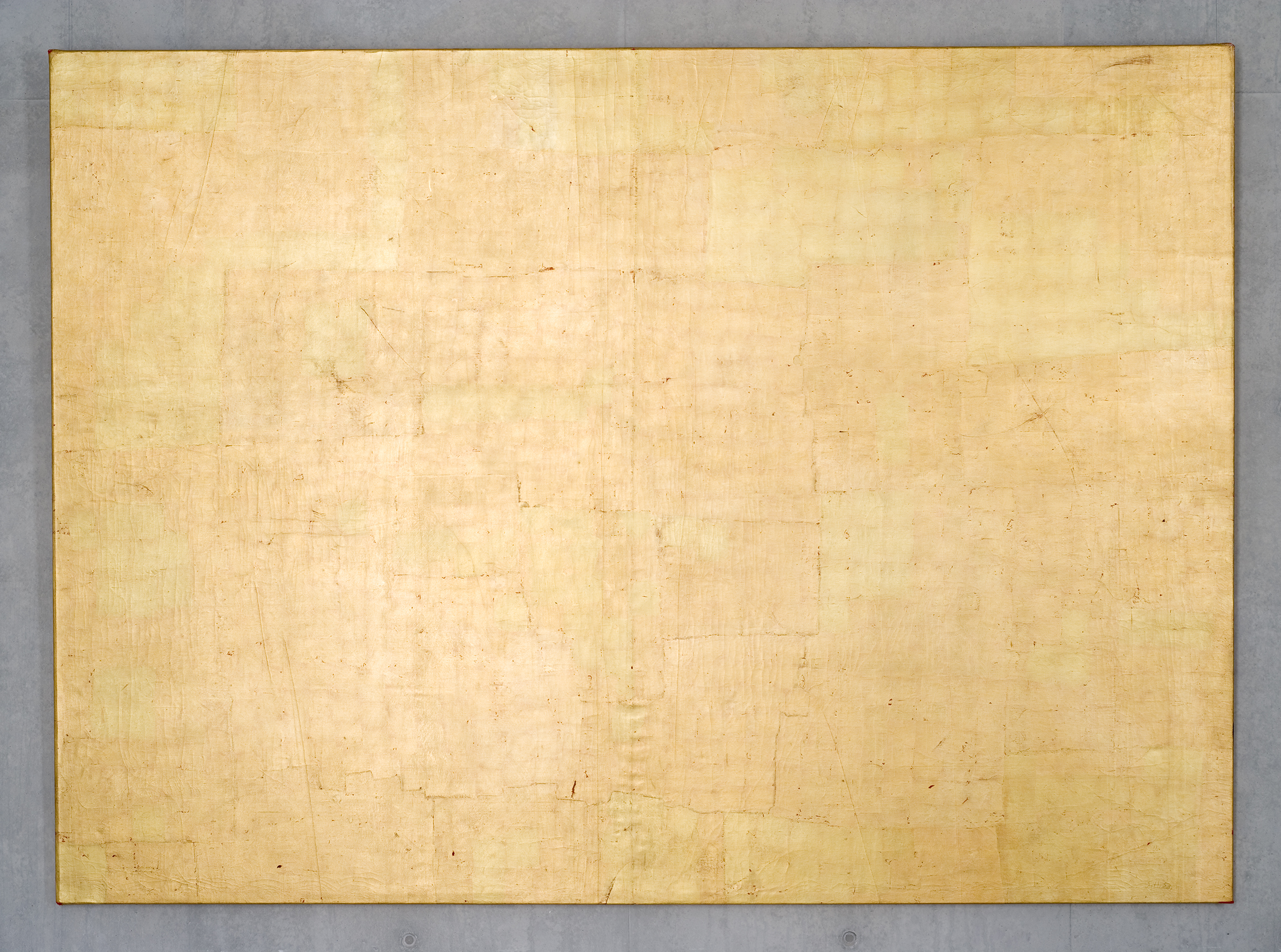 L'image présente une surface plane et lisse, de couleur jaune pâle. Elle semble être faite de bois ou de quelque matière similaire, avec des motifs subtils et des variations de teintes qui suggèrent une texture naturelle. La surface est essentiellement vide, sans motifs ou éléments décoratifs visibles, créant une impression de simplicité et de minimalisme. L'arrière-plan est d'une teinte grise, ce qui met en valeur la couleur de la surface.