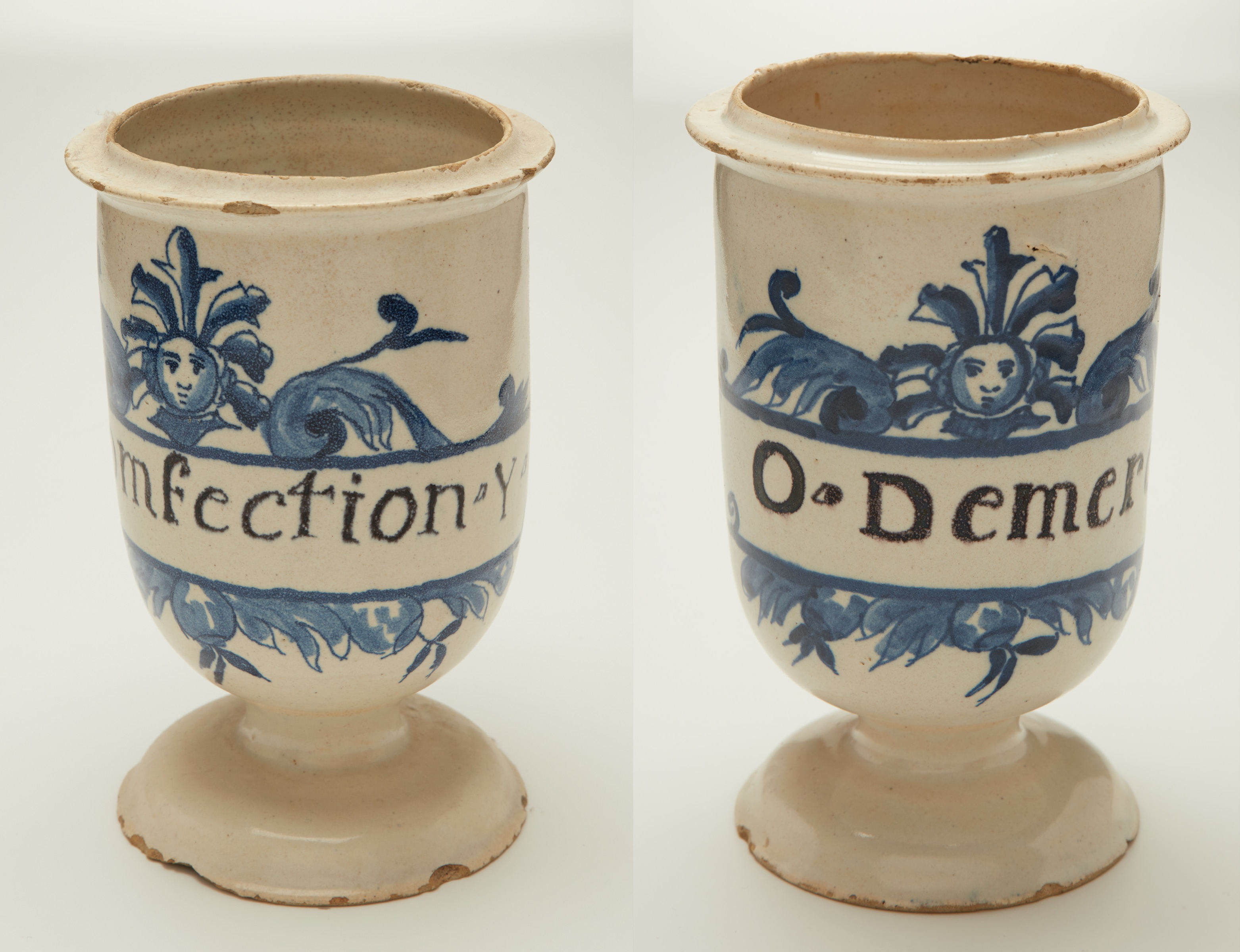 L'image montre un récipient en céramique, probablement un vase ou une coupe. Il a une base élargie et est décoré de motifs peints en bleu sur un fond clair. Sur le récipient, on peut lire deux inscriptions : "Infection" sur un côté et "Dementia" de l'autre, toutes deux entourées de décorations florales et de visages stylisés. Ce type de pièce pourrait avoir un usage historique ou médical.