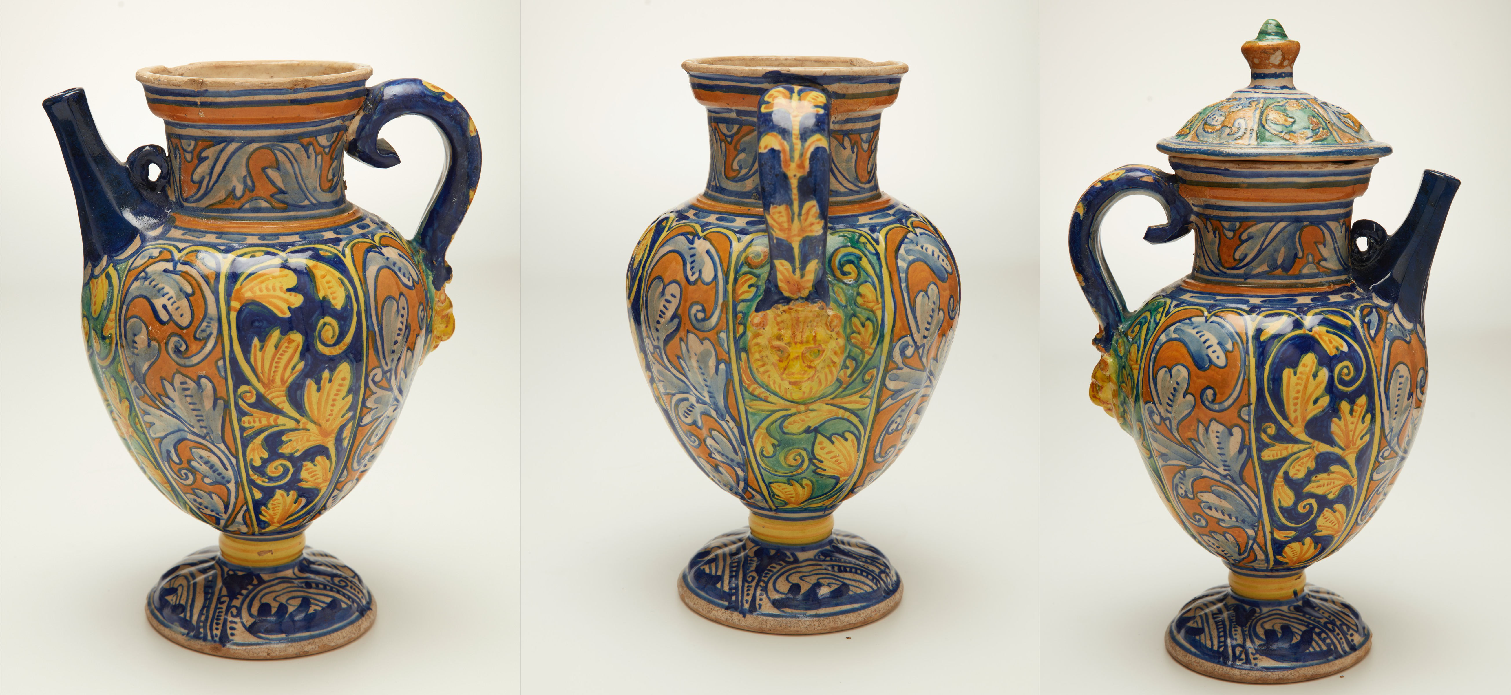 Cette image montre une série de trois pots en céramique décorée. Chaque pot présente un design riche en couleurs, principalement en bleu, orange et vert. Les motifs floraux ornent le corps des pots, avec des détails élaborés. Le pot de gauche possède un bec verseur, tandis que celui du milieu a une forme plus trapue et le pot de droite est surmonté d'un couvercle. Les anses sont sinueuses et enrichissent le design global, mettant en avant un artisanat minutieux.