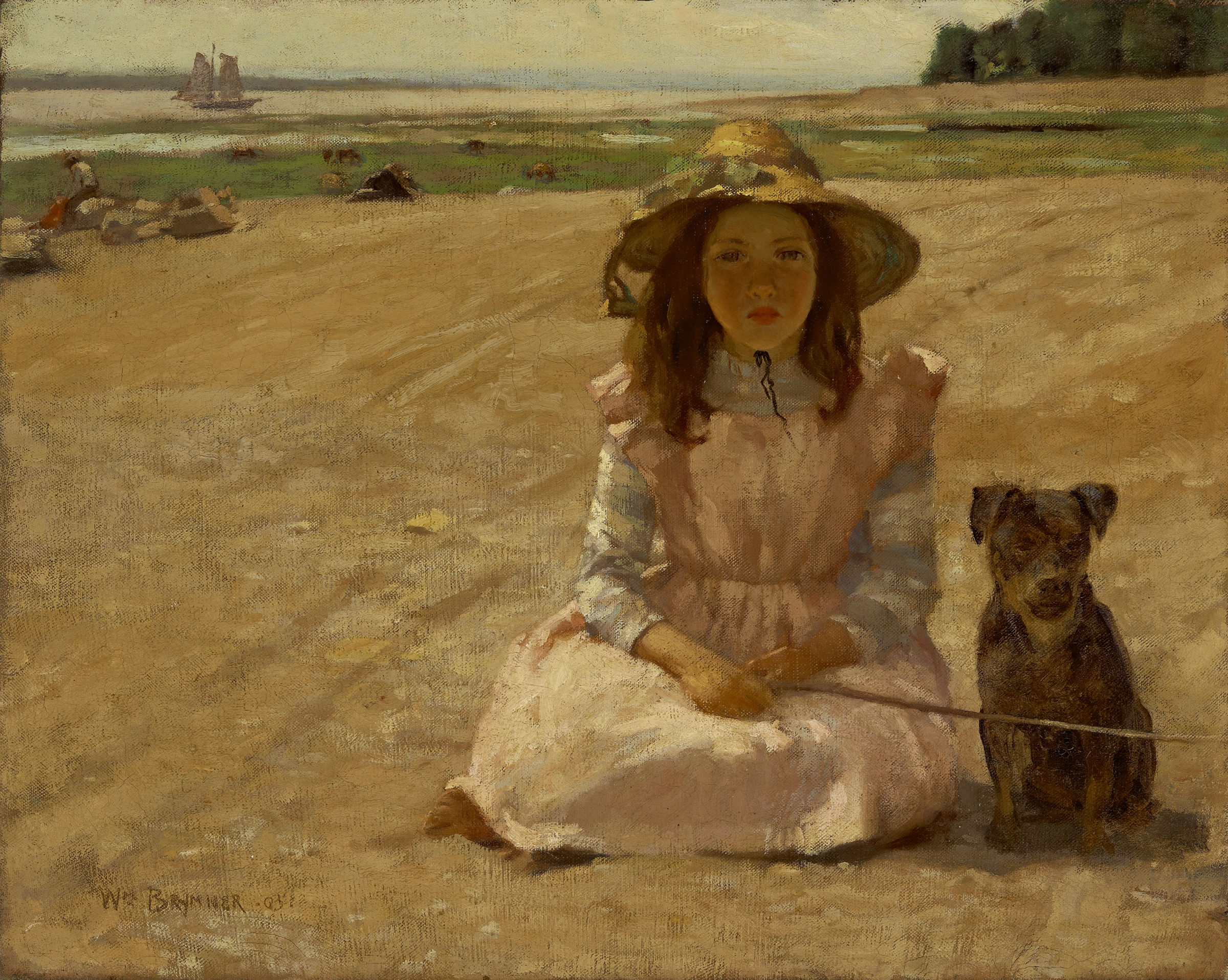 L'image représente une jeune fille assise sur le sable, portant une robe rose et un grand chapeau de paille. Elle semble attentive et un peu mélancolique, regardant vers l'avant. À côté d'elle se trouve un chien, qui est assis et semble également concentré sur quelque chose au loin. En arrière-plan, on aperçoit un paysage côtier avec de l'eau et un bateau à voile au loin. L'ensemble de la scène évoque une atmosphère paisible et nostalgique.