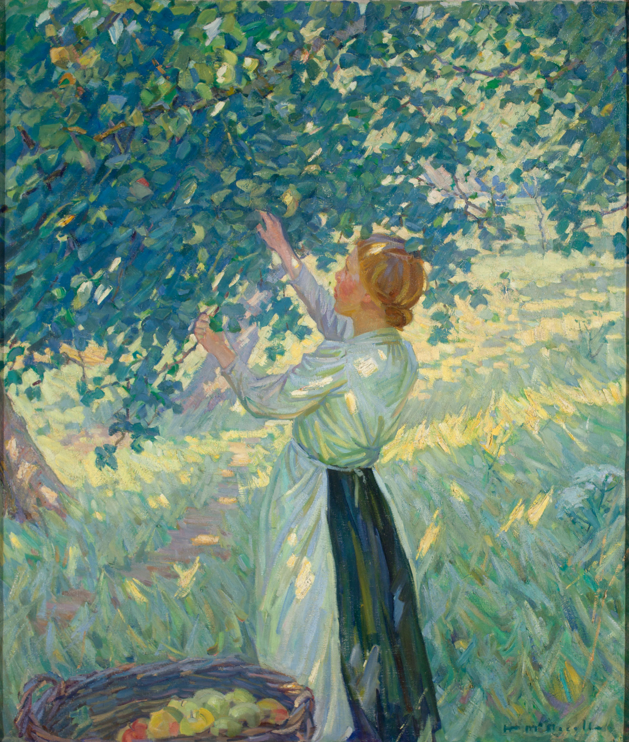 L'image représente une scène bucolique où une jeune femme est en train de cueillir des pommes sous un arbre. Elle porte une robe blanche avec des manches longues et une jupe noire. L'arrière-plan est verdoyant, baigné de lumière, et on peut voir un panier au sol rempli de pommes. Les couleurs sont vives et les coups de pinceau sont fluides, créant une atmosphère joyeuse et pleine de vie. L'ensemble évoque une ambiance de simplicité et de connexion avec la nature.