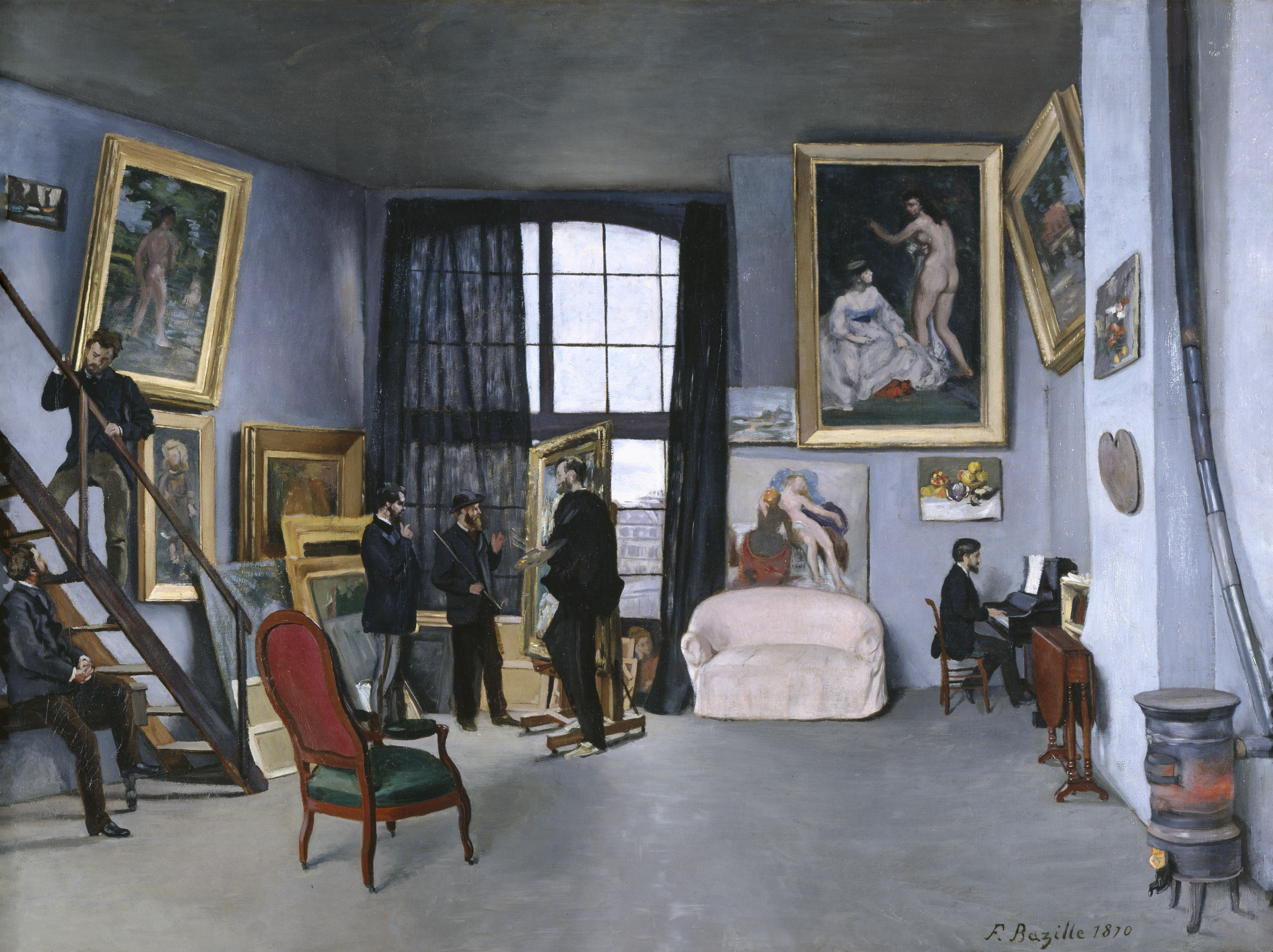 L'image représente une scène d'intérieur d'une galerie d'art ou d'un atelier. On peut y voir plusieurs hommes, habillés en costume noir, engagés dans différentes activités. Certains admirent des tableaux accrochés aux murs, tandis qu'un autre est assis au piano. L'espace est lumineux, avec une grande fenêtre laissant entrer la lumière naturelle. La décoration comprend des œuvres d'art variées, des escaliers en bois et des meubles élégants. L'atmosphère semble à la fois contemplative et artistique, capturant l'essence d'un moment de création ou d'appréciation de l'art.