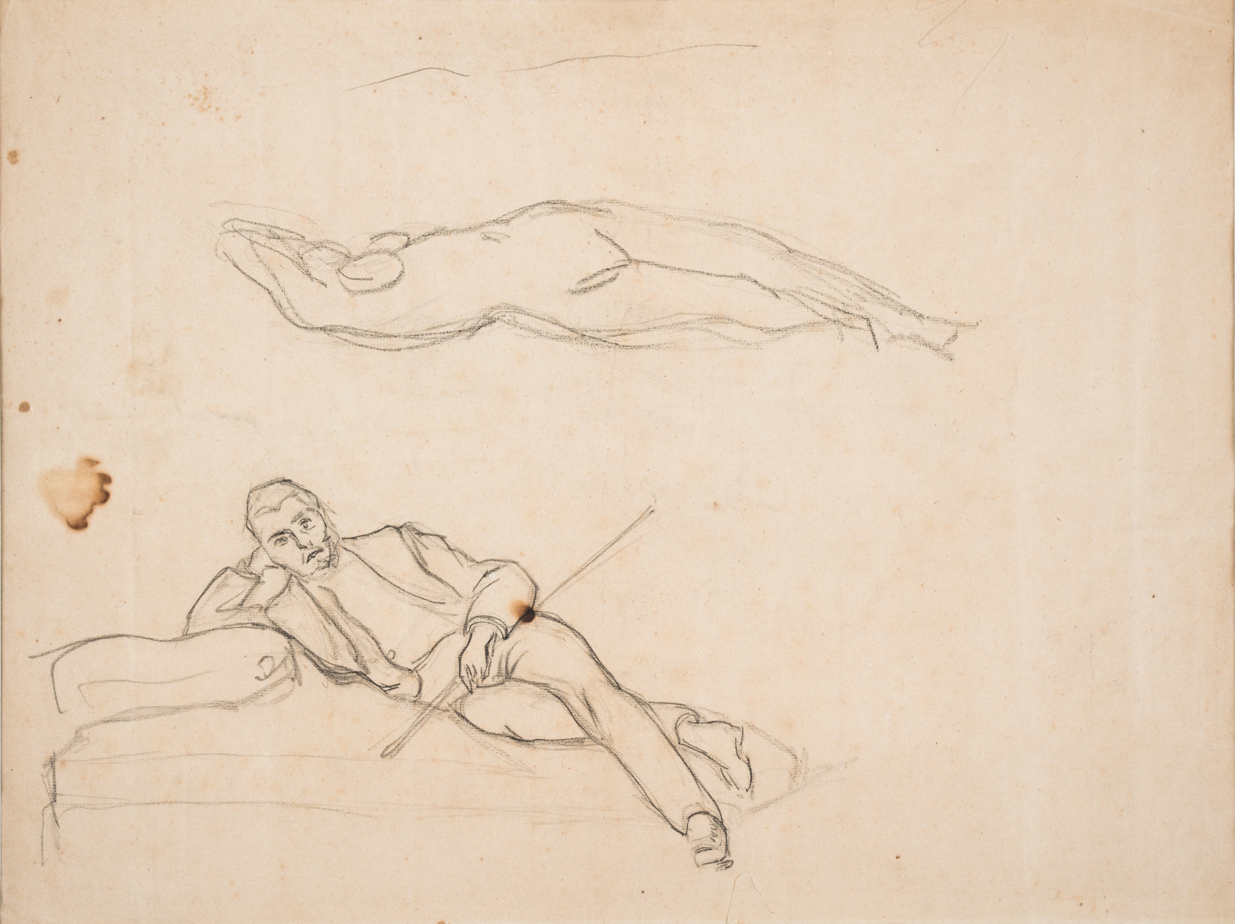 L'image présente un dessin au crayon, composé de deux figures. En bas, un homme est allongé sur un canapé, appuyé sur un bras, avec une posture détendue. Il semble tenir une canne ou un bâton. En haut, il y a une esquisse d'une silhouette féminine allongée, probablement dans une pose plus dynamique ou reposante. Le style est simple et esquissé, mettant en avant les lignes et les formes des figures sans détails superflus. Le fond de la feuille montre quelques taches, ajoutant une texture à l'œuvre.