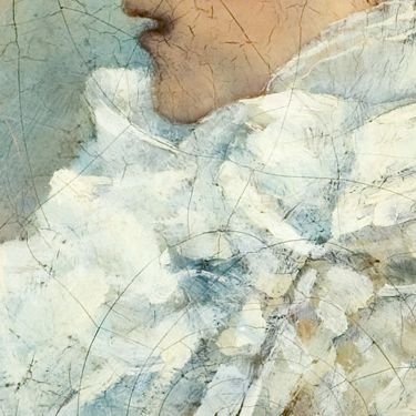 L'image montre un gros plan sur le profil d'une personne dont le visage est partiellement visible. La peau a des tons doux, presque pastel. La personne porte un vêtement à col en plumes ou en tissu léger, offrant une texture délicate. L'arrière-plan semble flou, ce qui met en valeur le visage et le col. Des craquelures légères dans la peinture ajoutent une dimension artistique à l'ensemble.