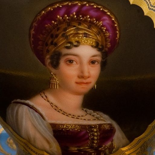L'image présente un portrait féminin d'une femme au style historique, vêtue d'une robe élaborée avec des teintes de violet et d'or. Elle porte une coiffe ornée et des bijoux, notamment des boucles d'oreilles accrocheuses. Son expression est douce et elle regarde directement le spectateur, dégageant une certaine élégance et dignité. Le fond est décoré, ajoutant une touche artistique à l'ensemble du tableau.