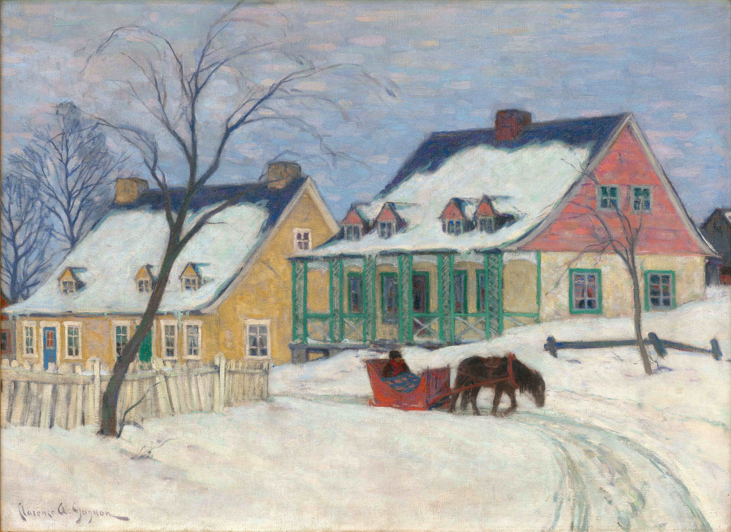 L'image montre un paysage hivernal paisible, avec deux maisons aux toits enneigés. La maison de gauche est jaune et a une clôture blanche, tandis que celle de droite est rose avec des volets verts. On peut voir un traîneau tiré par un cheval, et une personne est assise à l'intérieur. Le ciel est d'un bleu doux, ajoutant une atmosphère calme à la scène. Les arbres sont dépouillés, et la neige recouvre le sol, créant une ambiance tranquille et hivernale.