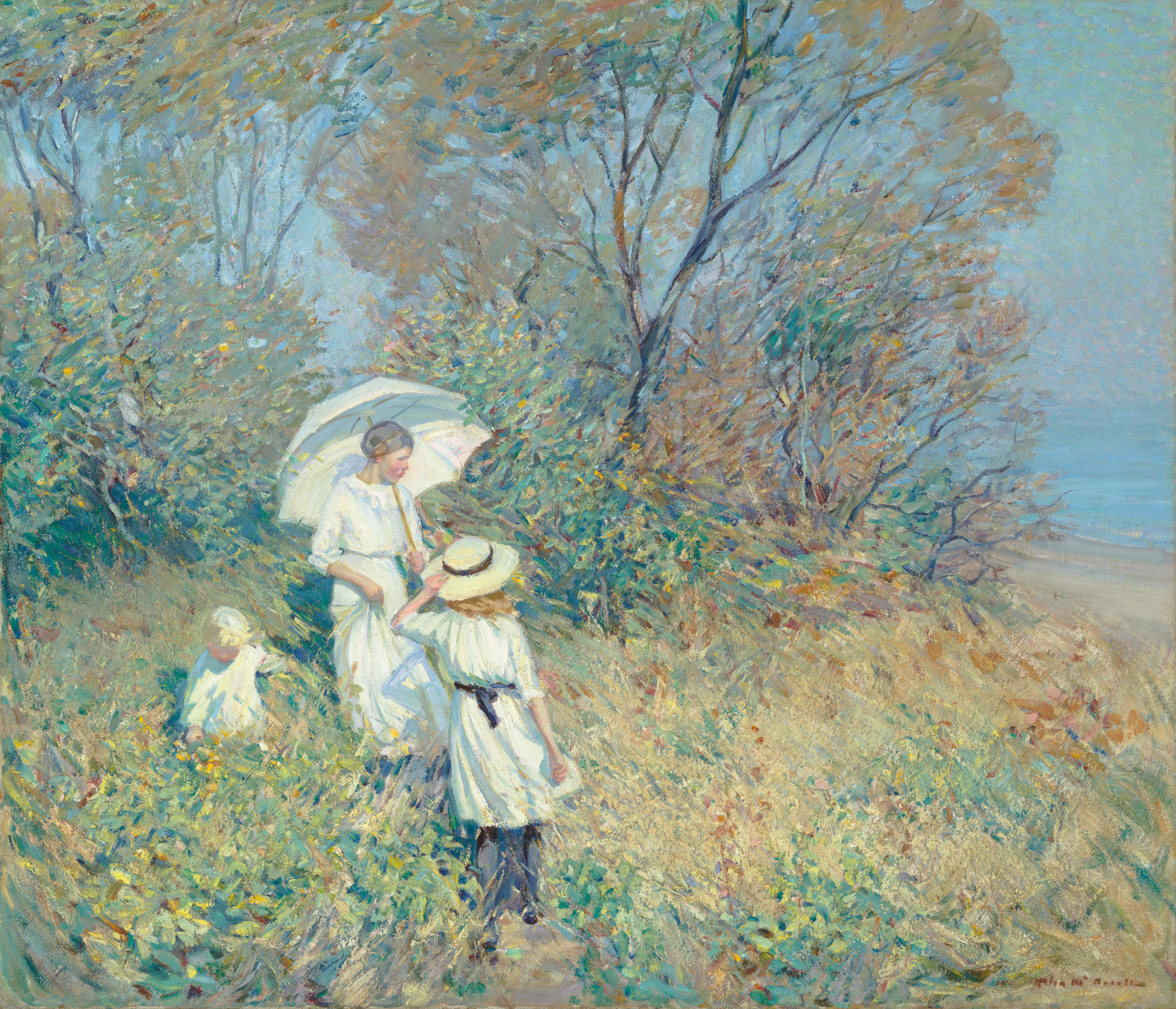 Cette image représente une scène en plein air, probablement sur la côte. On y voit plusieurs figures féminines, dont une jeune femme tenant un parapluie blanc. Elle est entourée de deux enfants, l'un portant une robe claire et l'autre une tenue en noir et blanc. Le paysage est verdoyant, avec une végétation luxuriante et des arbres colorés. En arrière-plan, la mer est visible, ajoutant une atmosphère sereine à la composition. Les couleurs sont lumineuses et douces, évoquant une ambiance paisible et estivale.