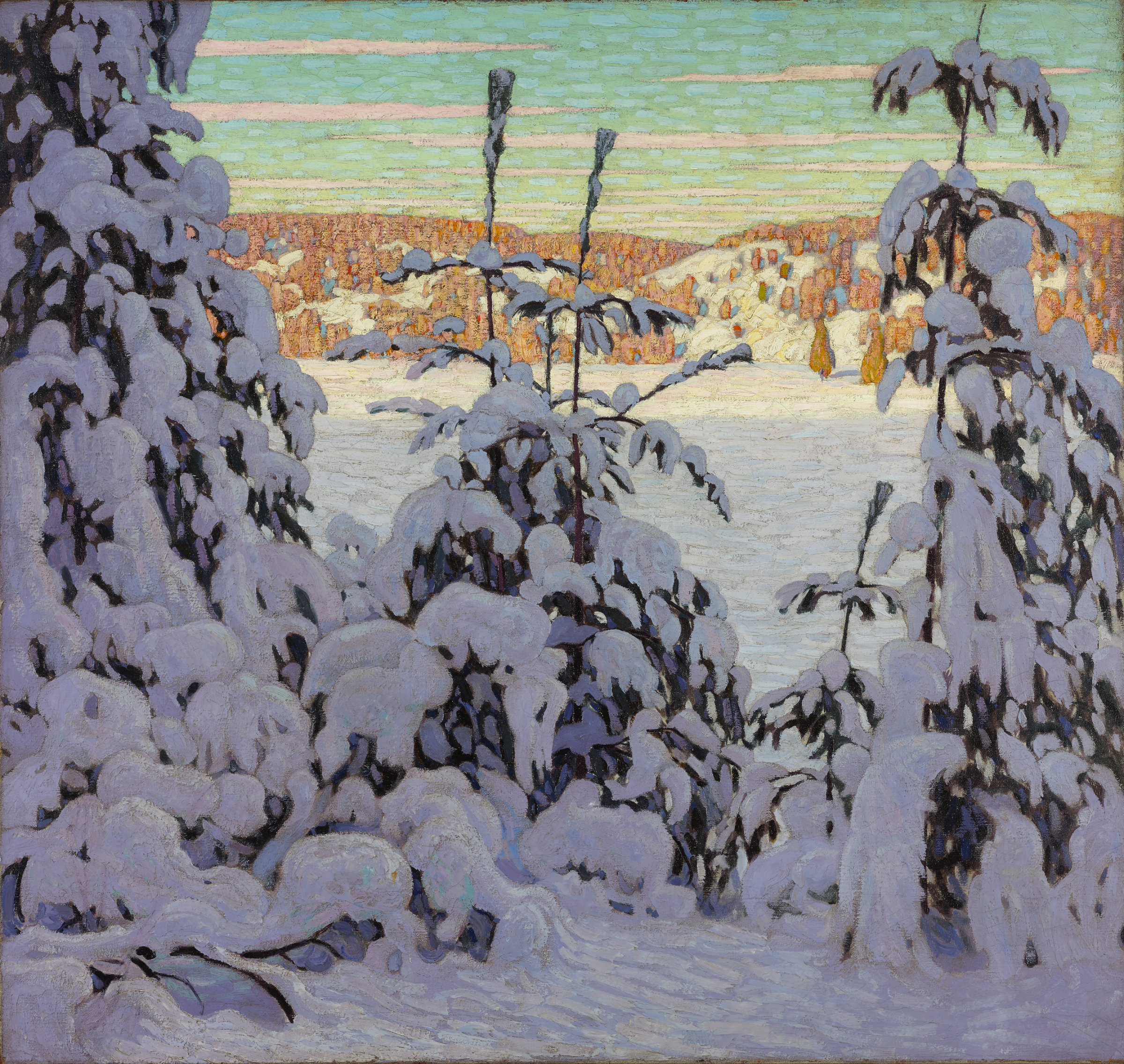 L'image représente un paysage d'hiver, avec des arbres recouverts de neige. Le sol est également recouvert d'une couche épaisse de neige blanche. En arrière-plan, on peut voir un horizon aux couleurs pastel, avec des teintes de vert et de jaune qui suggèrent un ciel clair. Les branches des arbres sont chargées de neige, créant une atmosphère calme et paisible, typique des paysages hivernaux. La lumière douce donne une impression de sérénité et de tranquillité dans ce cadre naturel.