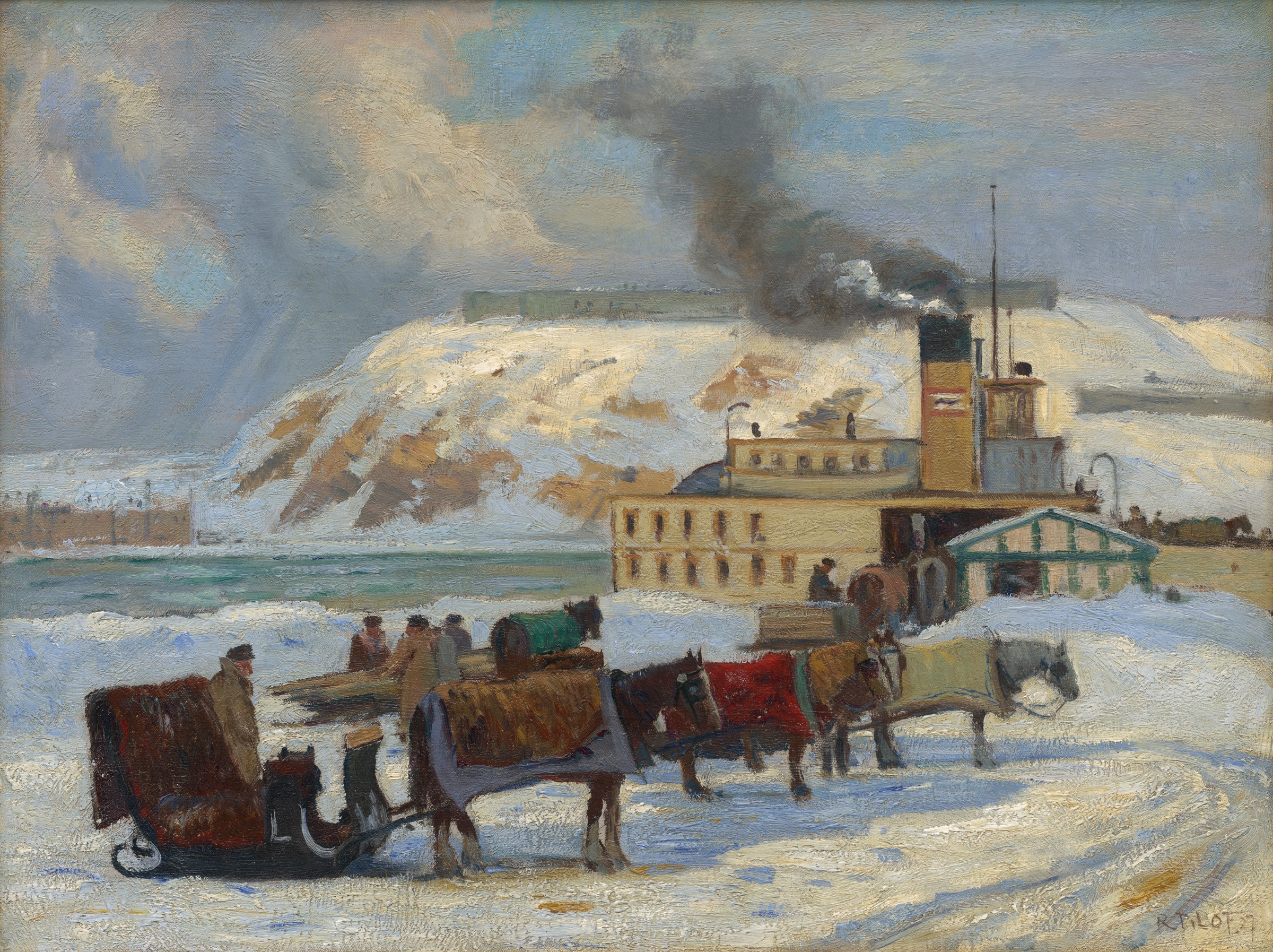 Cette image représente un paysage hivernal avec une usine en arrière-plan. On peut voir des chevaux attelés à des traîneaux, chargés de marchandises ou de personnes, qui se déplacent lentement sur la neige. L'usine, qui dégage de la fumée par une cheminée, est construite en briques et se trouve près d'un plan d'eau. À l'arrière, des collines enneigées complètent le décor. L'atmosphère est calme mais évoque une activité en cours, typique des paysages ruraux ou industriels du début du XXe siècle.