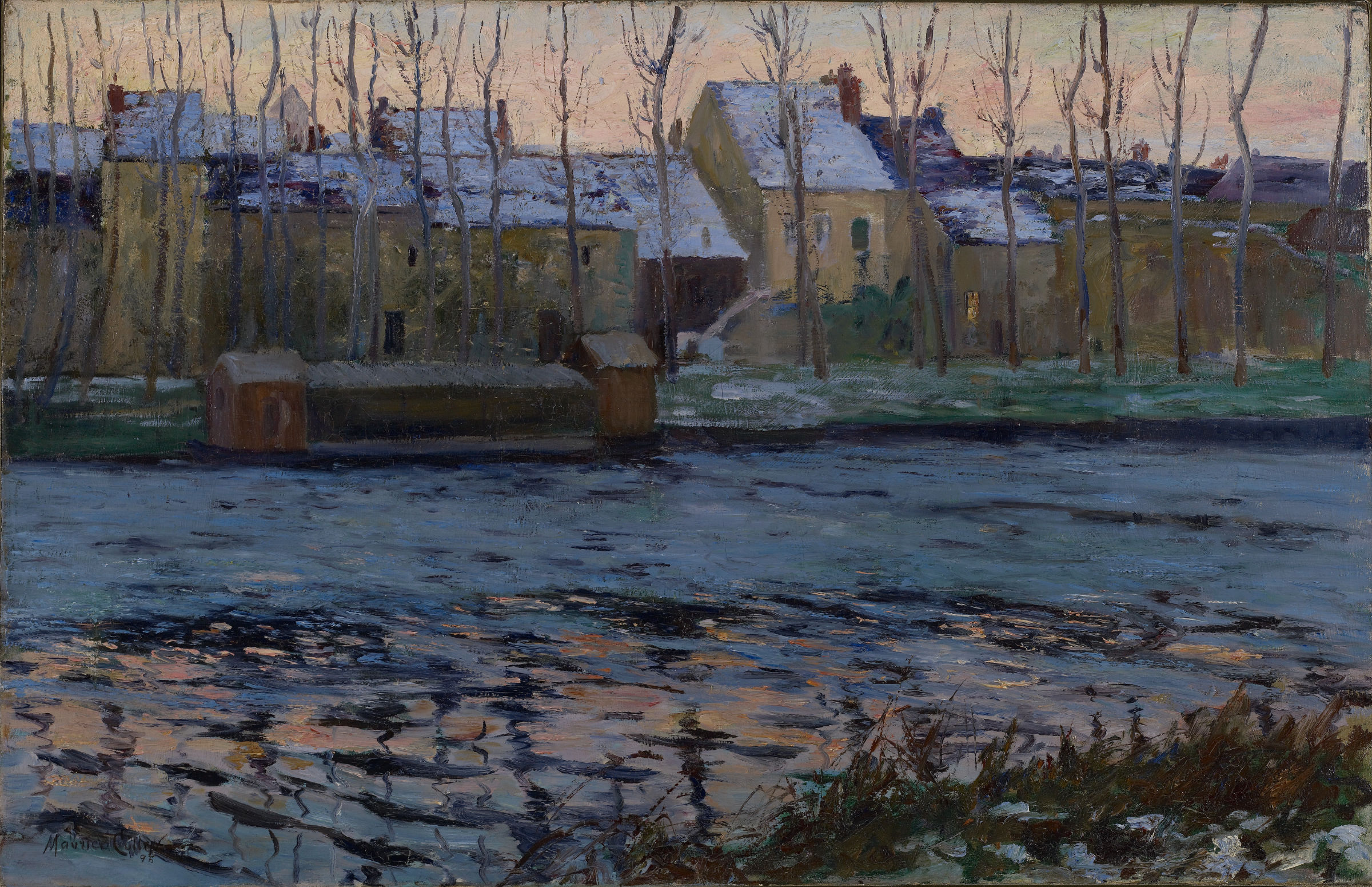 L'image représente un paysage hivernal avec un cours d'eau au premier plan. On peut voir des maisons le long de la rive, entourées d'arbres dépouillés, probablement en fin d'après-midi ou au crépuscule, avec des teintes douces dans le ciel. La surface de l'eau est riche en reflets, capturant les nuances de lumière et les couleurs du ciel, suggérant une atmosphère calme et tranquille. La neige recouvre partiellement les toits des maisons, ajoutant une touche de sérénité à la scène.