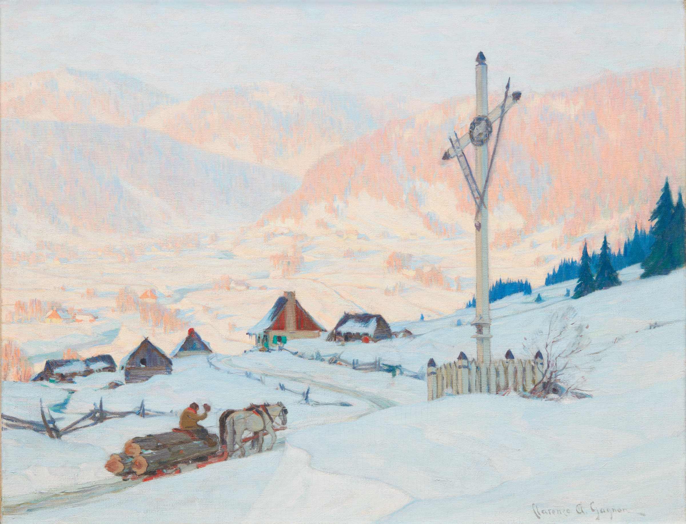 L'image présente un paysage hivernal paisible. On y voit une vallée recouverte de neige avec des collines en arrière-plan, légèrement teintées de rose par la lumière du soleil. À droite, une silhouette d'un mât ou d'un poteau se dresse, entouré de conifères. Au premier plan, des bûches sont empilées, et un cheval tire une charrette. Des maisons en bois, typiques des zones rurales, sont dispersées dans le paysage, créant une ambiance sereine et nostalgique de la vie à la campagne en hiver.