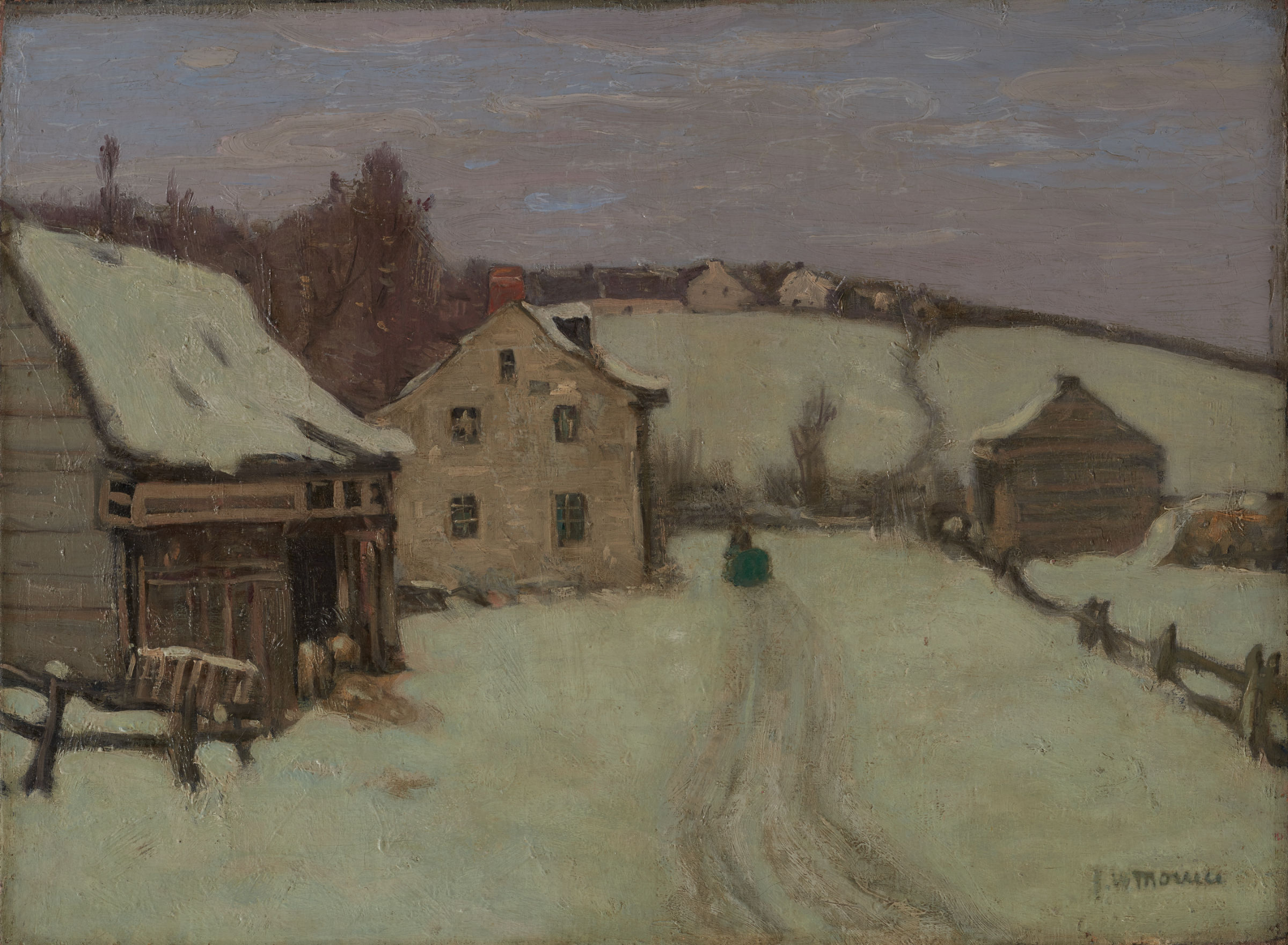 L'image représente un paysage hivernal, typique d'une scène rurale. On peut voir plusieurs bâtiments, dont une maison principale avec des fenêtres et une cheminée, ainsi que d'autres structures en bois. La neige recouvre le sol et le toit des maisons, créant une ambiance paisible et tranquille. Au loin, on aperçoit des collines et un ciel nuageux, ce qui ajoute à l'atmosphère calme de la scène. Un chemin, légèrement visible, semble mener à travers le paysage enneigé.