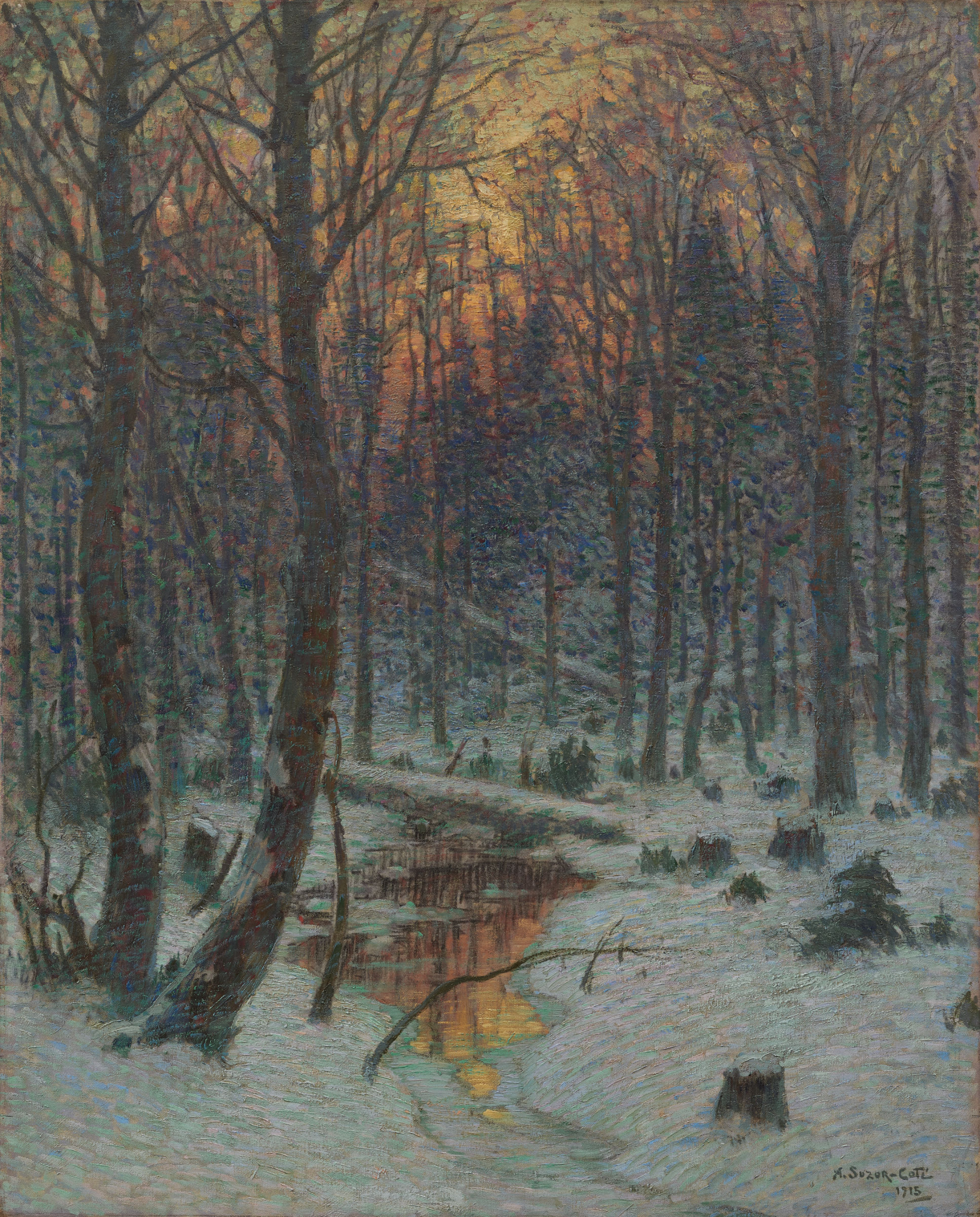 L'image représente une scène forestière en hiver. On voit des arbres dénudés avec des troncs sombres qui se dressent dans un paysage enneigé. La neige recouvre le sol, et un petit ruisseau reflète des teintes orangées du ciel au coucher du soleil. La lumière du soir crée une atmosphère douce et mélancolique, tandis que la végétation environnante est partiellement visible, ajoutant de la profondeur à la scène. Les couleurs utilisées évoquent à la fois la froideur de l'hiver et la chaleur d'un crépuscule.