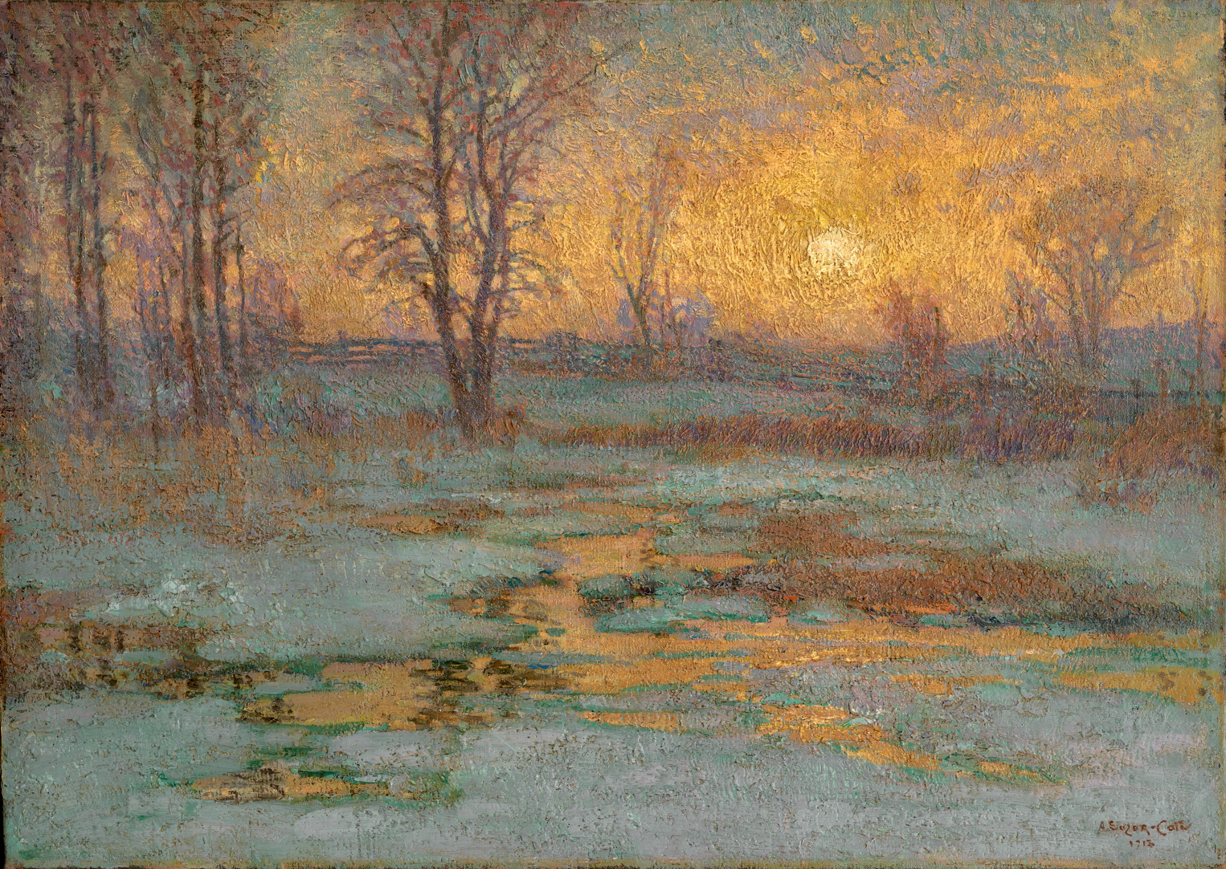 L'image représente un paysage d'hiver au coucher du soleil. On y voit un ciel aux teintes dorées et orangées, illuminant le terrain glacé en dessous. Des arbres dénudés se dressent sur les côtés, leurs silhouettes sombres contrastant avec la chaleur des couleurs du ciel. Un ruisseau partiellement gelé serpente à travers le paysage, réfléchissant la lumière douce du soleil couchant. L'ensemble évoque une atmosphère paisible et sereine, avec une belle harmonie entre la nature et les nuances de la lumière.