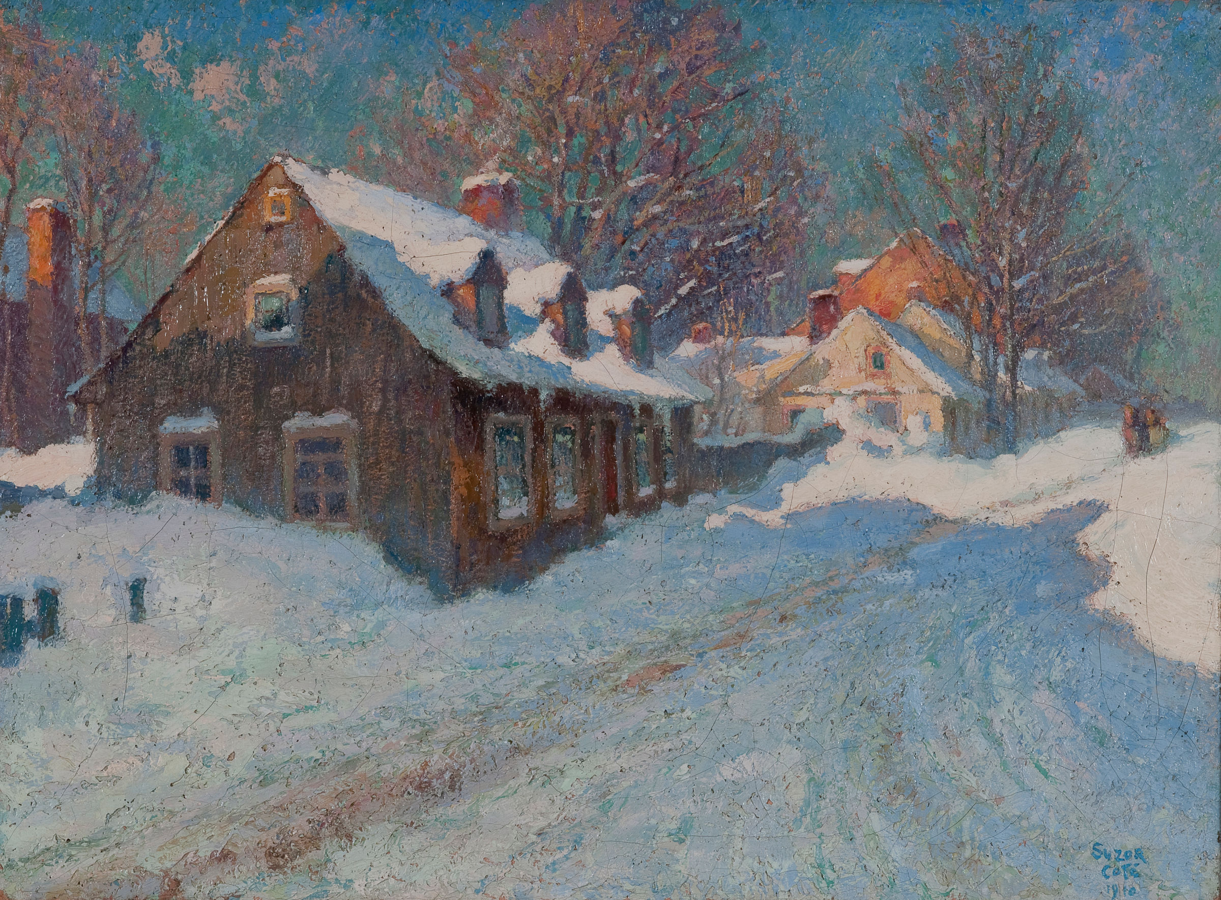 L'image représente un paysage hivernal, avec des maisons recouvertes de neige. Les toits des bâtiments sont ornés de couches blanches de neige, et le sol est également couvert, créant une ambiance paisible et sereine. Les arbres, dépouillés de leurs feuilles, se dressent à l'arrière-plan, ajoutant à la scène. Le ciel est d'un bleu doux, avec des nuances qui semblent refléter la lumière du jour, suggérant une journée ensoleillée malgré le froid. L'ensemble de l'image dégage une atmosphère tranquille de l'hiver.