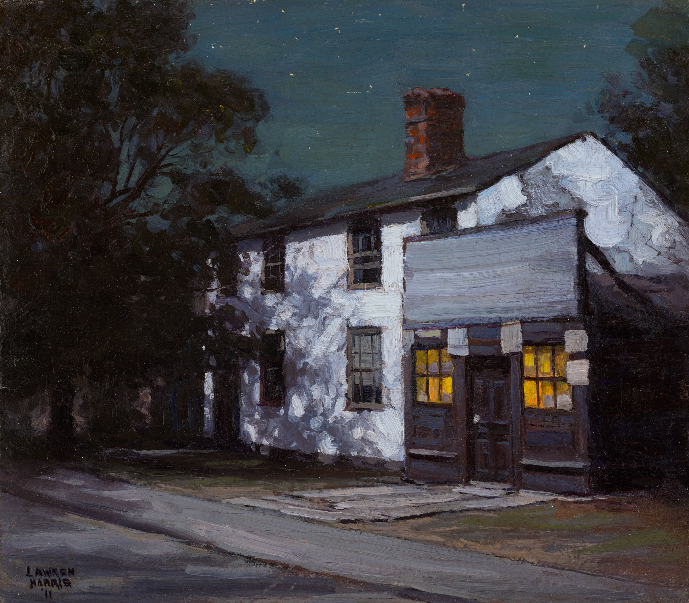 L'image représente une maison peinte à la main, visible sous un ciel nocturne étoilé. La structure est composée de murs blancs avec un toit sombre, et elle semble un peu délabrée. La façade de la maison, bien qu'ancienne, est éclairée par la lumière chaude émanant de fenêtres, créant un contraste avec l'obscurité environnante. Des arbres se dressent autour, ajoutant à l'atmosphère tranquille et mystérieuse de la scène. Le chemin devant la maison est légèrement visible, suggérant une ambiance rural et isolée.