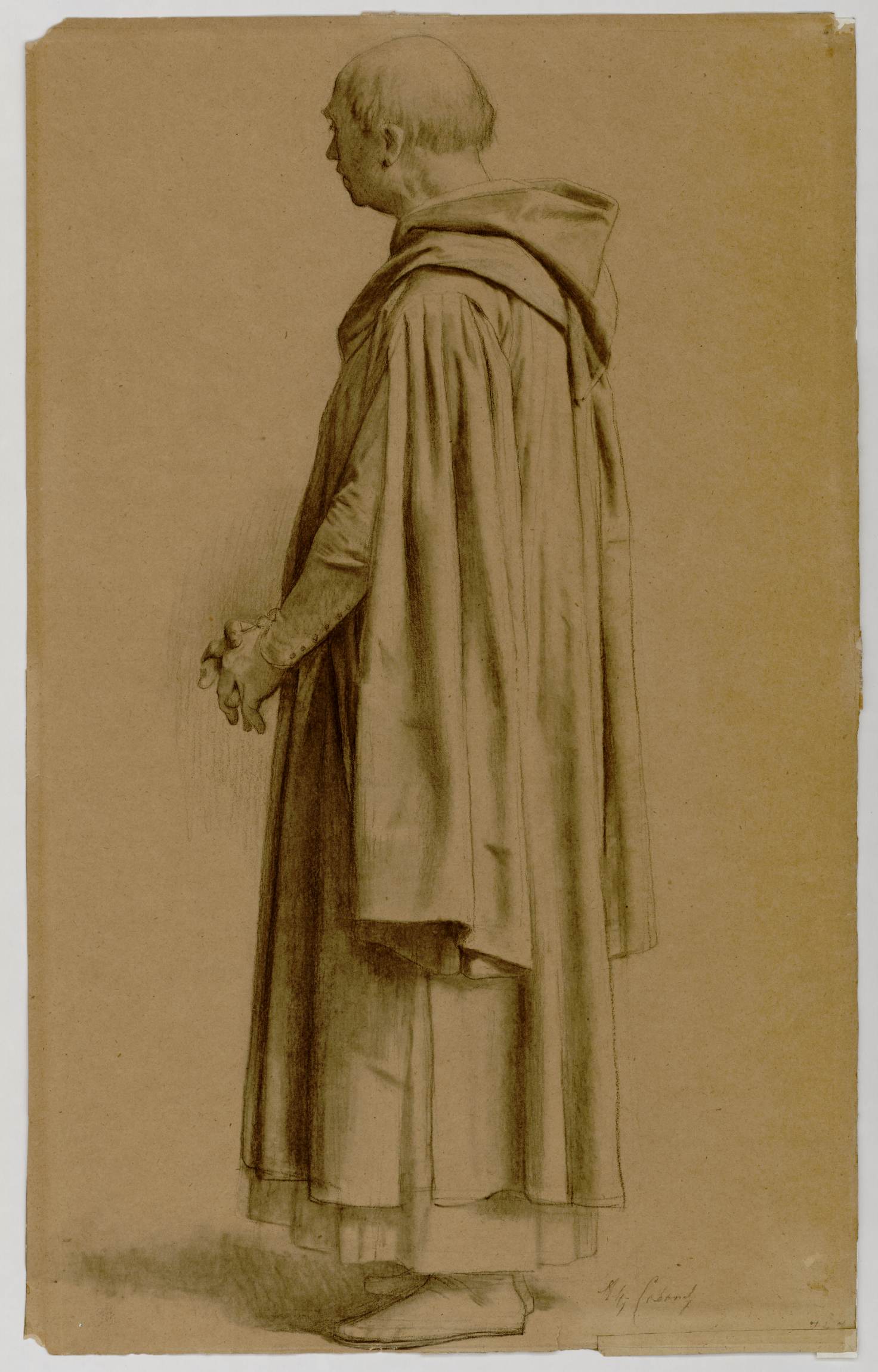 L'image montre un dessin représentant un homme en profil. Il porte une longue cape et une tunique, ainsi que des chaussures simples. Ses mains sont croisées devant lui, et il semble contemplatif. Le style du dessin est fin et détaillé, avec des ombres subtiles qui donnent une impression de profondeur. Le fond est de couleur beige, mettant en valeur le sujet.