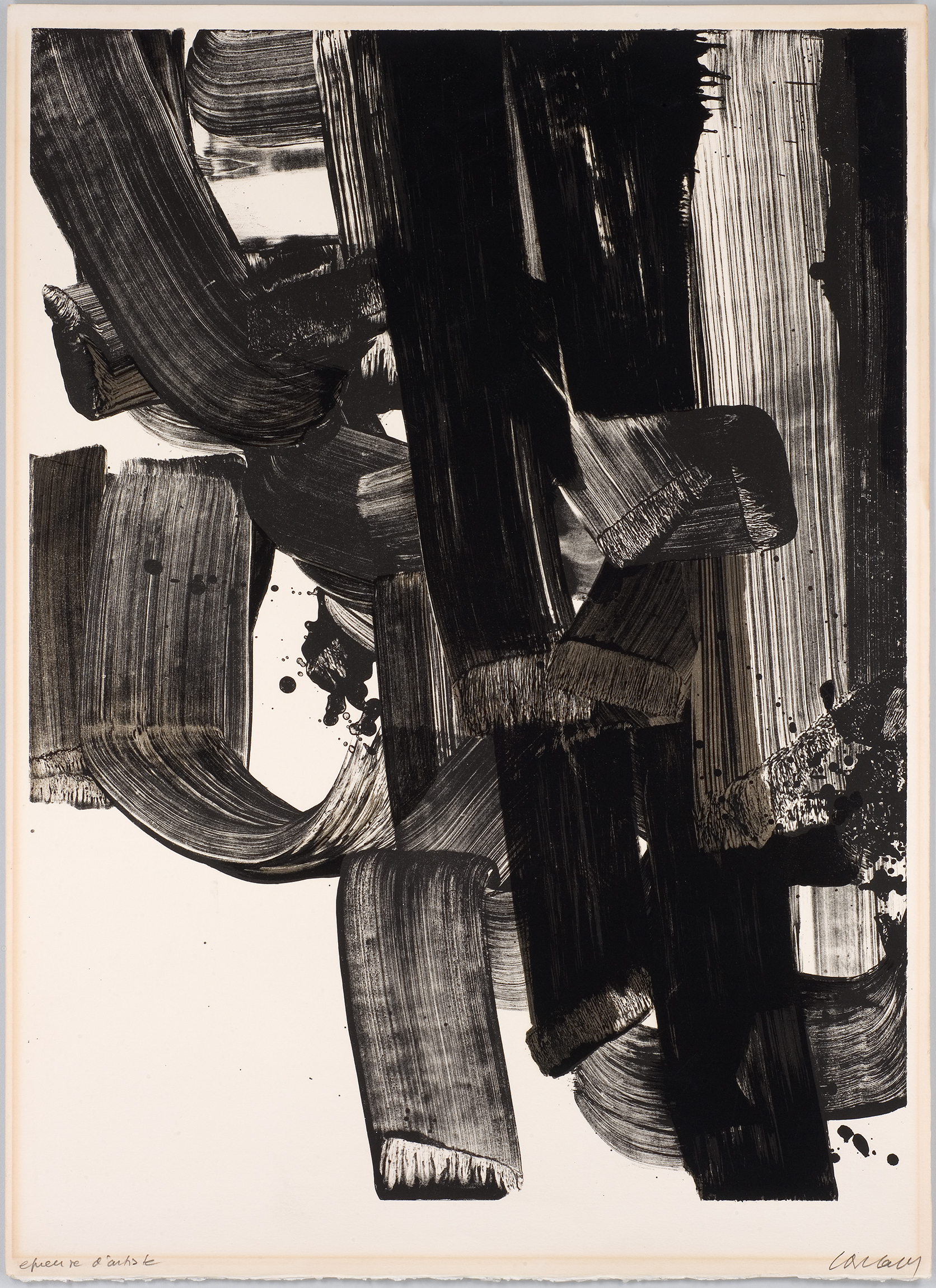 L'image présente une composition artistique composée de larges coups de pinceau en noir et blanc. Les traits de peinture semblent dynamiques et gestuels, créant un contraste fort entre les zones sombres et les parties plus claires. La texture des coups de pinceau ajoute une dimension matérielle à l'œuvre, tandis que l'arrangement des formes évoque une certaine énergie et mouvement. Le fond est d'un blanc pur qui met en valeur les noirs profonds et les nuances de gris, accentuant ainsi la profondeur et la richesse de la peinture.