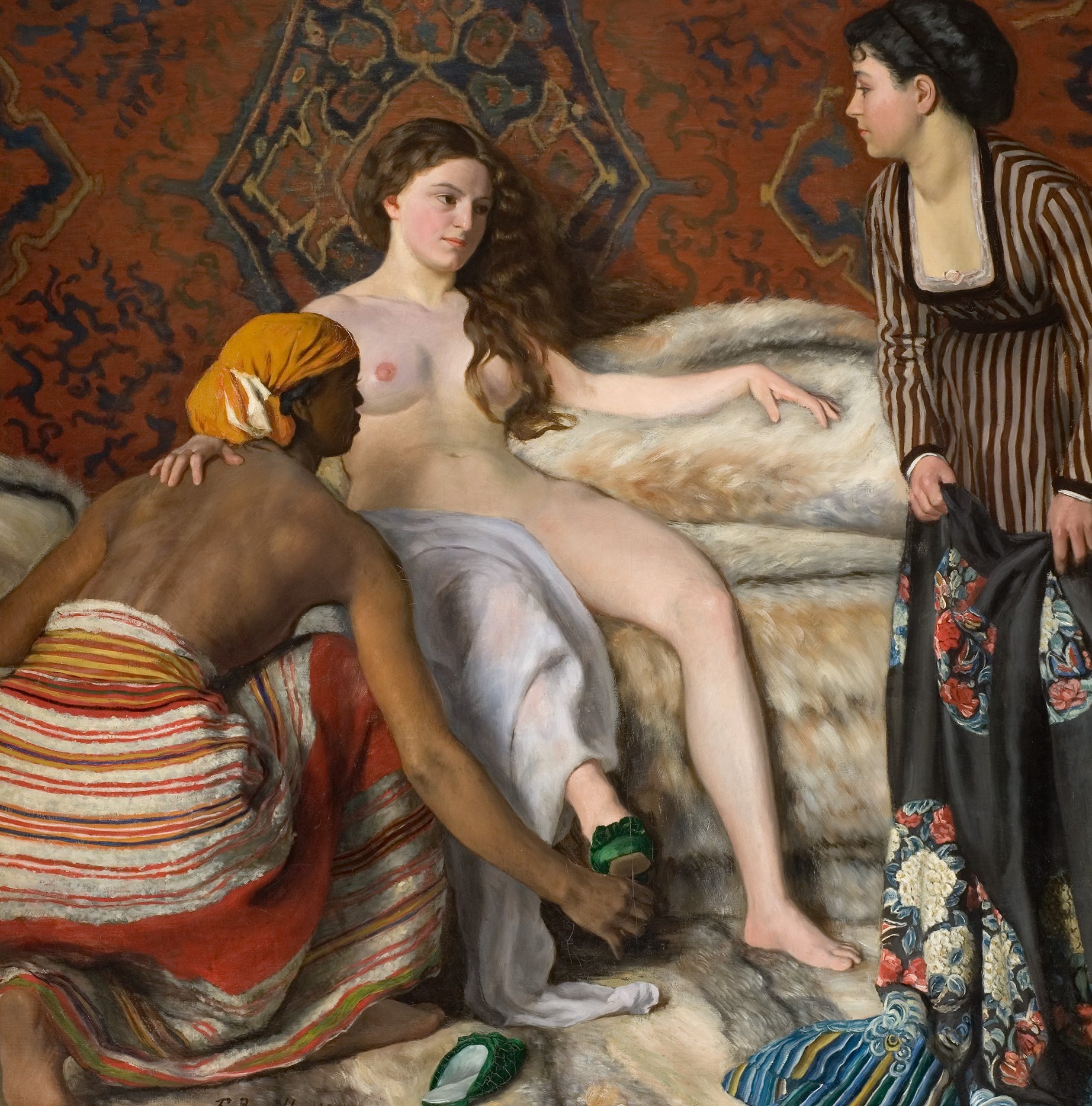 L'image représente une scène intime où une jeune femme nue est assise sur un lit orné de fourrures. Elle est au centre de l'attention, tandis qu'une servante, habillée de manière traditionnelle, s'occupe de ses pieds, lui mettant une chaussure. À droite, une autre femme, habillée de manière élégante avec des motifs, observe la scène. L'arrière-plan est décoré d'un tapis richement coloré, ajoutant à l'atmosphère opulente de la composition. L'ensemble dégage une ambiance de douceur et de beauté.