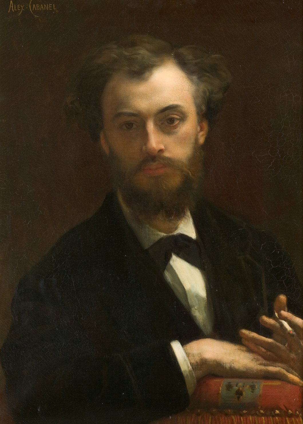 L'image représente un portrait d'un homme au visage sérieux, avec une barbe bien entretenue et des cheveux ondulés. Il porte une veste noire avec un col blanc et une cravate noire. Ses mains sont posées sur une table ou un meuble, et il semble pensif. L'arrière-plan est sombre, ce qui met en valeur son visage et ses expressions. Ce style de peinture évoque une époque artistique classique, avec un souci du détail et de la lumière.