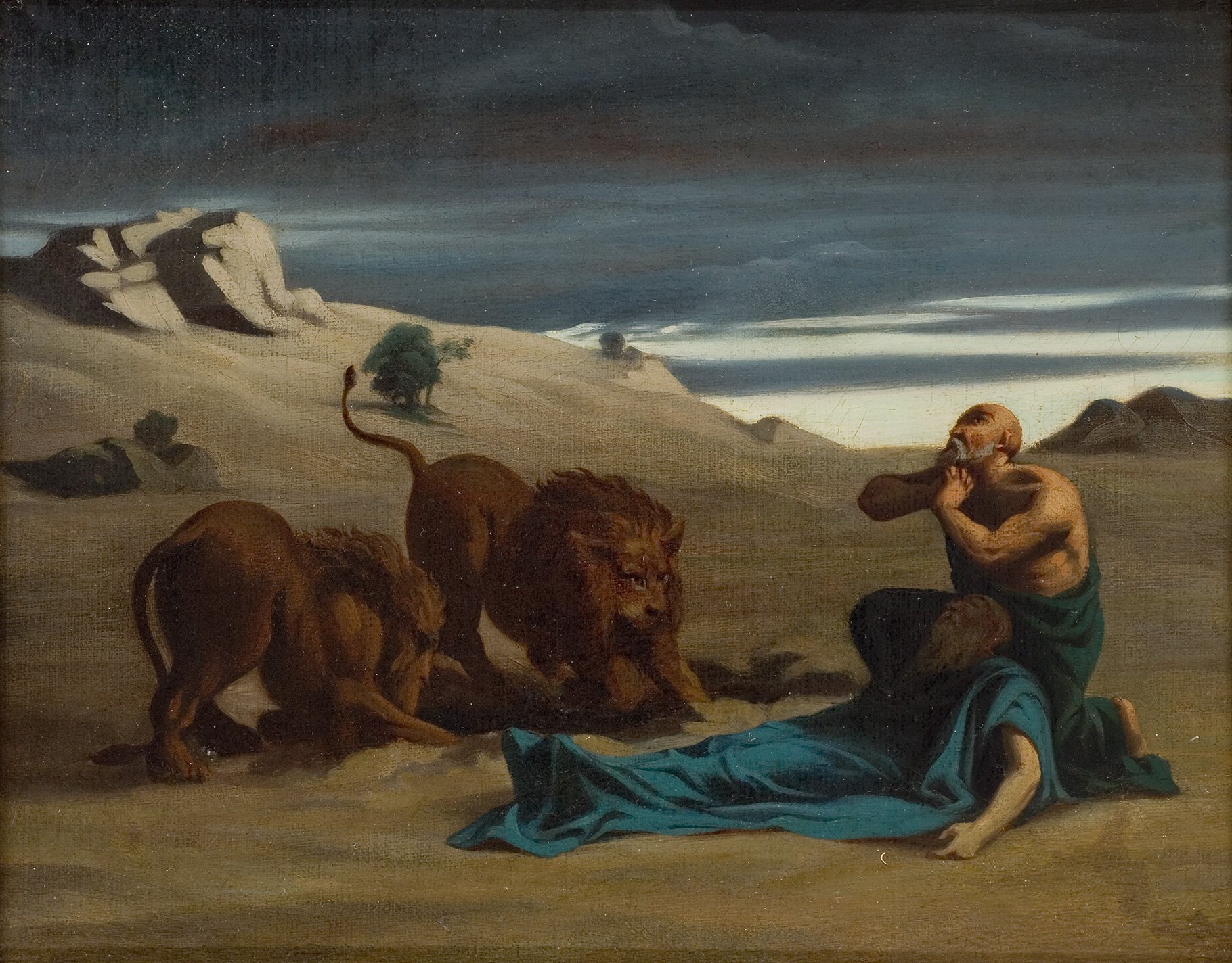 L'image représente une scène dramatique avec deux lions approchant d'un homme qui semble être en détresse, allongé sur le sol. L'homme porte une draperie bleue, tandis qu'un autre, manifestement plus âgé, se tient debout, les mains levées dans un geste de supplication ou de désespoir. Le paysage est désertique, avec des collines en arrière-plan et un ciel nuageux qui ajoute à l'atmosphère tendue de la scène. Les lions, au premier plan, semblent menaçants, renforçant le sentiment de danger et de tension.