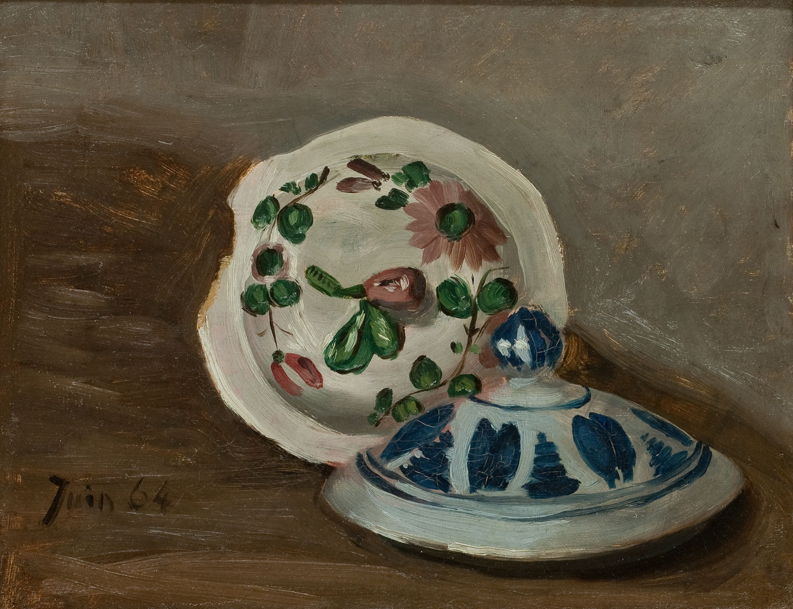 L'image représente une nature morte avec deux plats. L'un est un plat rond avec un motif floral en couleur pastel, représentant des fleurs et des feuilles. L'autre est un plat couvert, de forme ronde, orné de motifs bleus sur fond blanc. Les deux objets sont disposés sur une surface plane dont la texture et la couleur sont neutres, mettant en valeur les détails et les couleurs des assiettes. L'ensemble dégage une atmosphère calme et harmonieuse.