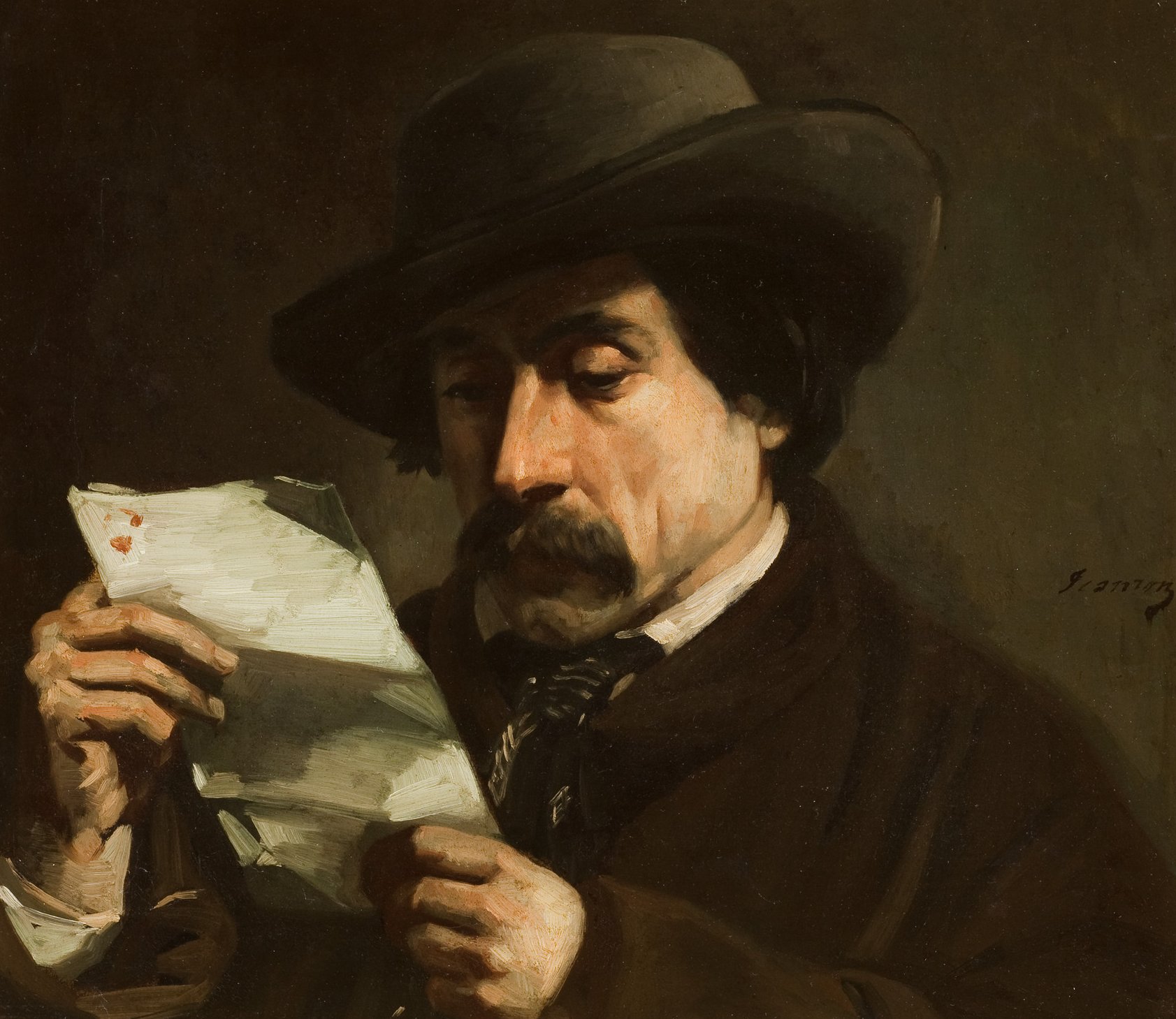 L'image représente un homme au visage sérieux, concentré sur une lettre qu'il tient dans ses mains. Il porte un chapeau large et un manteau sombre. Sa moustache souligne son expression réfléchie. La lumière tamisée met en valeur les détails de son visage et de la lettre. L'ambiance est sombre et introspective.
