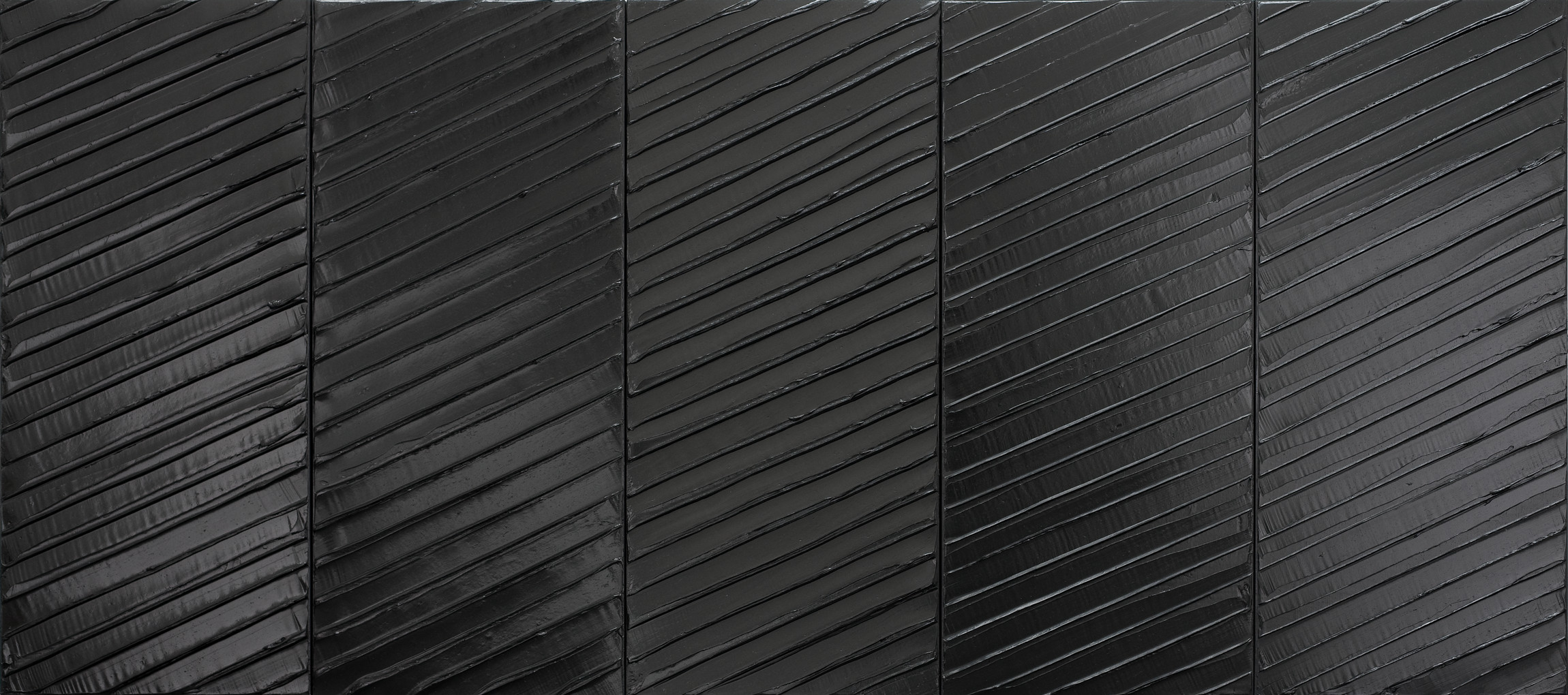 L'image montre un panneau composé de plusieurs bandes disposées verticalement, en noir et dans des nuances variées. Chaque bande présente un motif en diagonale, créant un effet texturé et dynamique. Les surfaces semblent brillantes et réfléchissantes, ajoutant une profondeur visuelle à l'ensemble de la composition.