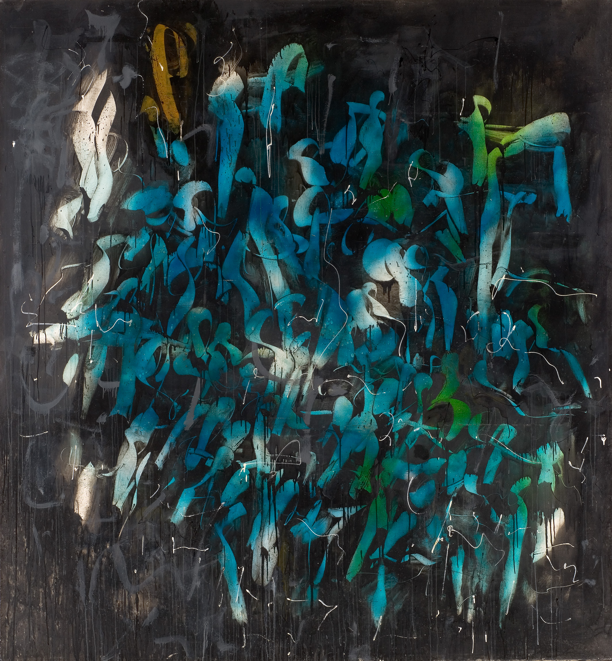 L'image montre une œuvre abstraite avec des formes fluides et dynamiques. Les couleurs principales incluent différentes nuances de bleu, de vert et des touches de jaune, le tout sur un fond sombre et noir. Les gestes sont énergiques, créant une sensation de mouvement et de profondeur. Les lignes blanches et légères ajoutent une dimension supplémentaire, contrastant avec les couleurs plus vives. L'ensemble évoque une atmosphère à la fois chaotique et harmonieuse, laissant place à l'interprétation personnelle.