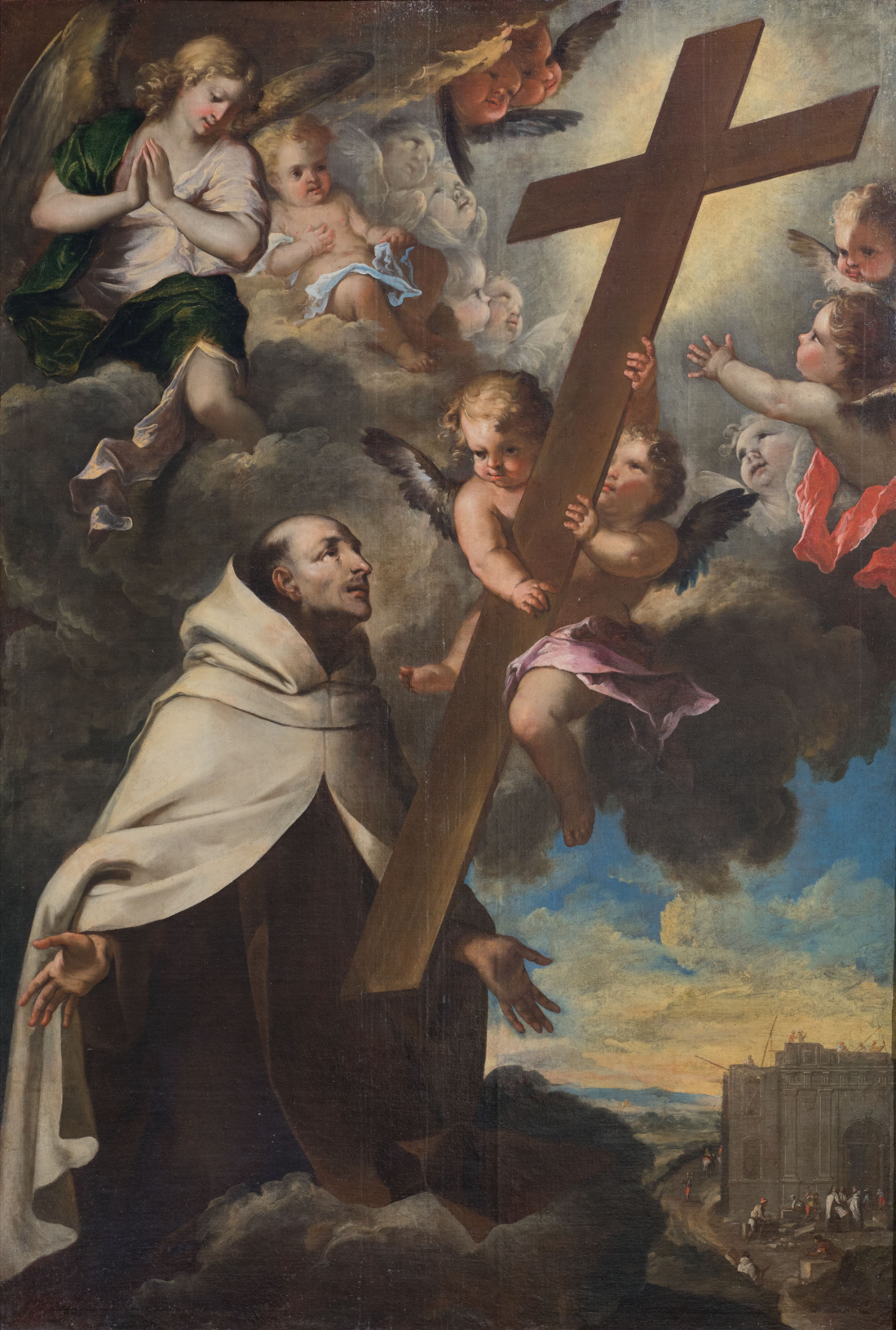 L'image représente une scène religieuse où un saint, probablement un moine en habit de l'ordre des Carmes, est au centre. Il est entouré de nuages sombres et de lumière. Des anges, dont certains tiennent des croix, l'entourent, exprimant une atmosphère spirituelle et céleste. En arrière-plan, on peut apercevoir une ville, ajoutant une dimension terrestre à cette composition divine. Les couleurs sont riches et contrastées, accentuant le caractère sacré de l'œuvre.