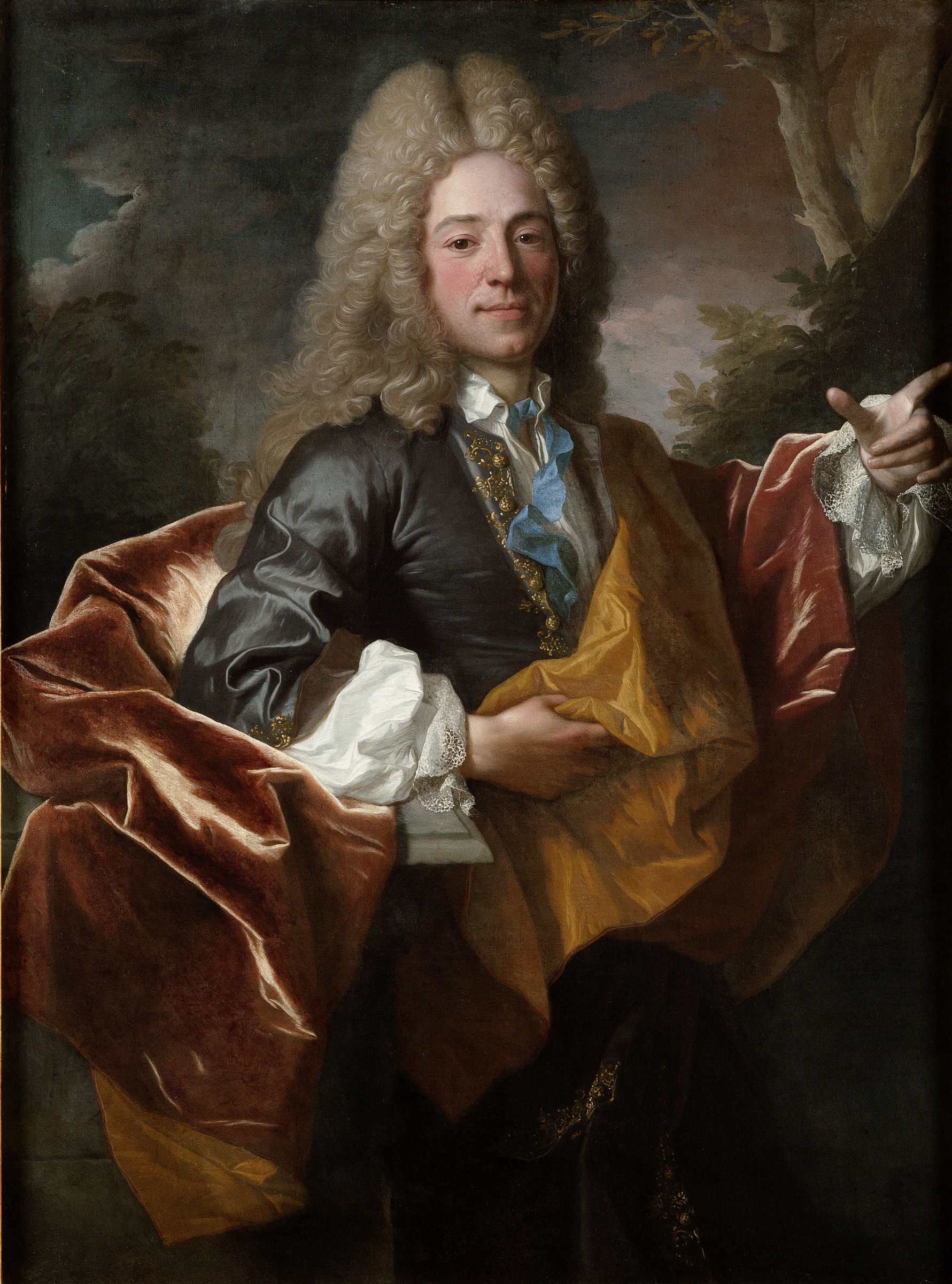 Cette image représente un portrait d'un homme en costume du XVIIIe siècle. Il a de longs cheveux bouclés et porte une tenue élégante, composée d'une chemise avec des manchettes blanches et d'une veste sombre. Sur ses épaules, il arbore un manteau rouge qui se drape de manière dynamique. L'homme se tient dans une pose expressive, avec une main levée, semblant s'adresser à son public. L'arrière-plan est composé de éléments naturels, suggérant un cadre extérieur. L'ensemble dégage une impression de sophistication et de charme.