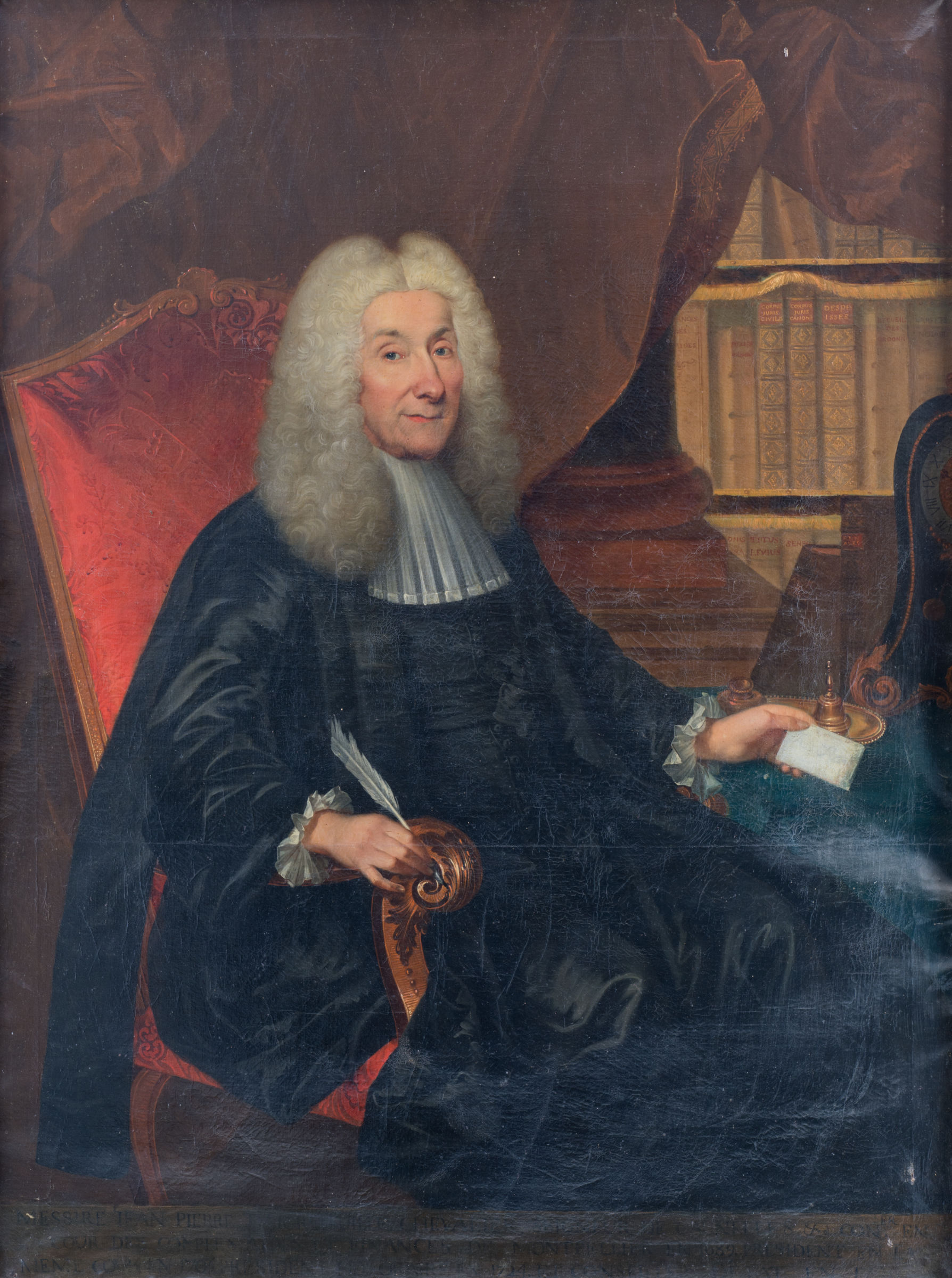 L'image représente un homme âgé assis dans un fauteuil rouge. Il est habillé d'une robe noire, typique des magistrats ou des juristes du XVIIIe siècle, accompagnée d'une collerette blanche. Il a de longs cheveux bouclés et un visage doux, avec un léger sourire. En arrière-plan, on remarque des étagères remplies de livres, ce qui suggère un environnement intellectuel. La lumière met en valeur les textures et les détails de sa tenue ainsi que de son mobilier.