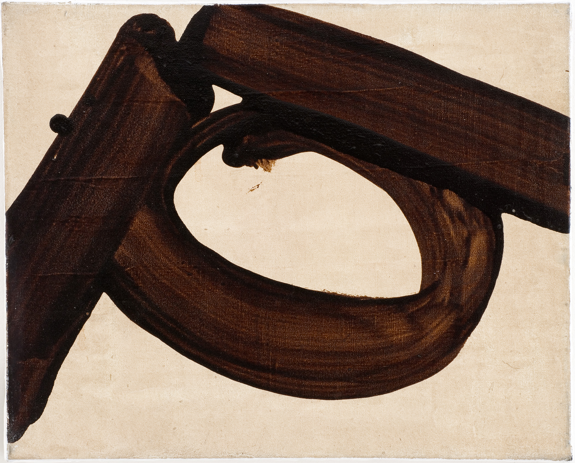 L'image montre une représentation abstraite d'une arme à feu, réalisée avec des coups de pinceau en brun sombre sur un fond clair. Les formes sont simplifiées et stylisées, se concentrant sur les contours et la silhouette de l'objet, plutôt que sur des détails réalistes. Cette approche artistique peut inviter à réfléchir sur la signification et l'impact de l'arme dans la société.