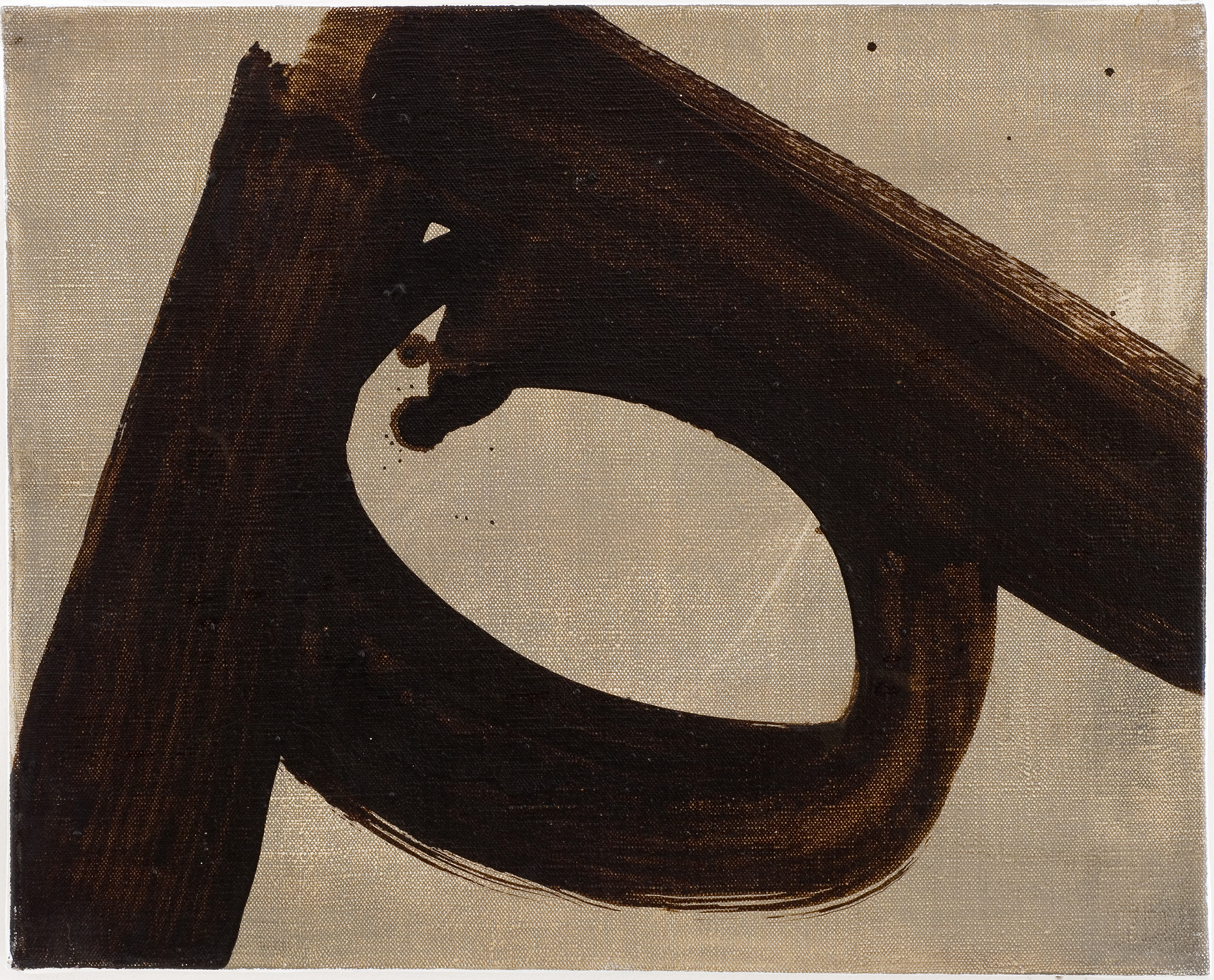 L'image présente une toile avec un fond beige. Sur ce fond, des coups de pinceau sombres, presque noirs, forment des formes abstraites. L'une des formes semble être une sorte de boucle ou d'arc, tandis qu'une autre forme ressemble à une ligne épaisse. L'ensemble dégage une impression de mouvement et d'énergie, typique de l'art abstrait. Les contrastes entre les couleurs créent une dynamique visuelle intéressante.