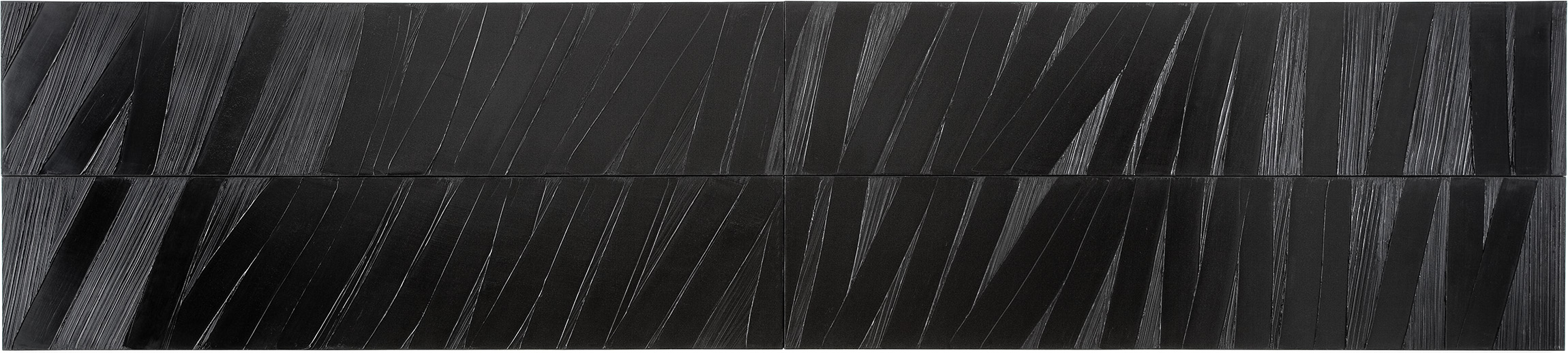 L'image présente un tableau abstrait composé de deux panneaux rectangulaires, principalement dans des tons de noir. La surface est texturée avec des lignes et des stries qui vont dans différentes directions, créant une illusion de profondeur et de mouvement. L'ensemble dégage une atmosphère sombre et minimaliste, jouant sur les ombres et la lumière de manière subtile.